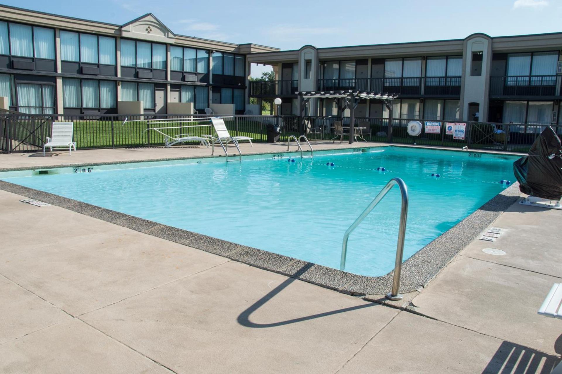Days Inn by Wyndham Pittsburg KS photo 31