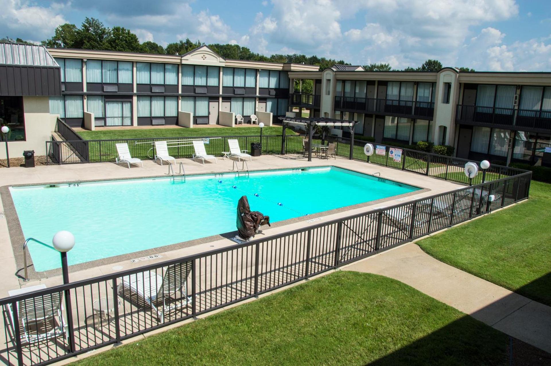 Days Inn by Wyndham Pittsburg KS photo 12