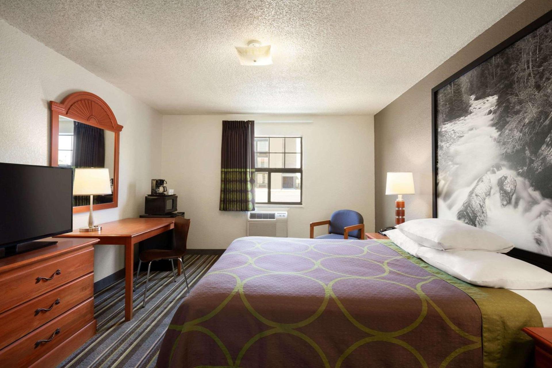 Super 8 by Wyndham Colorado Springs/Afa Area photo 13