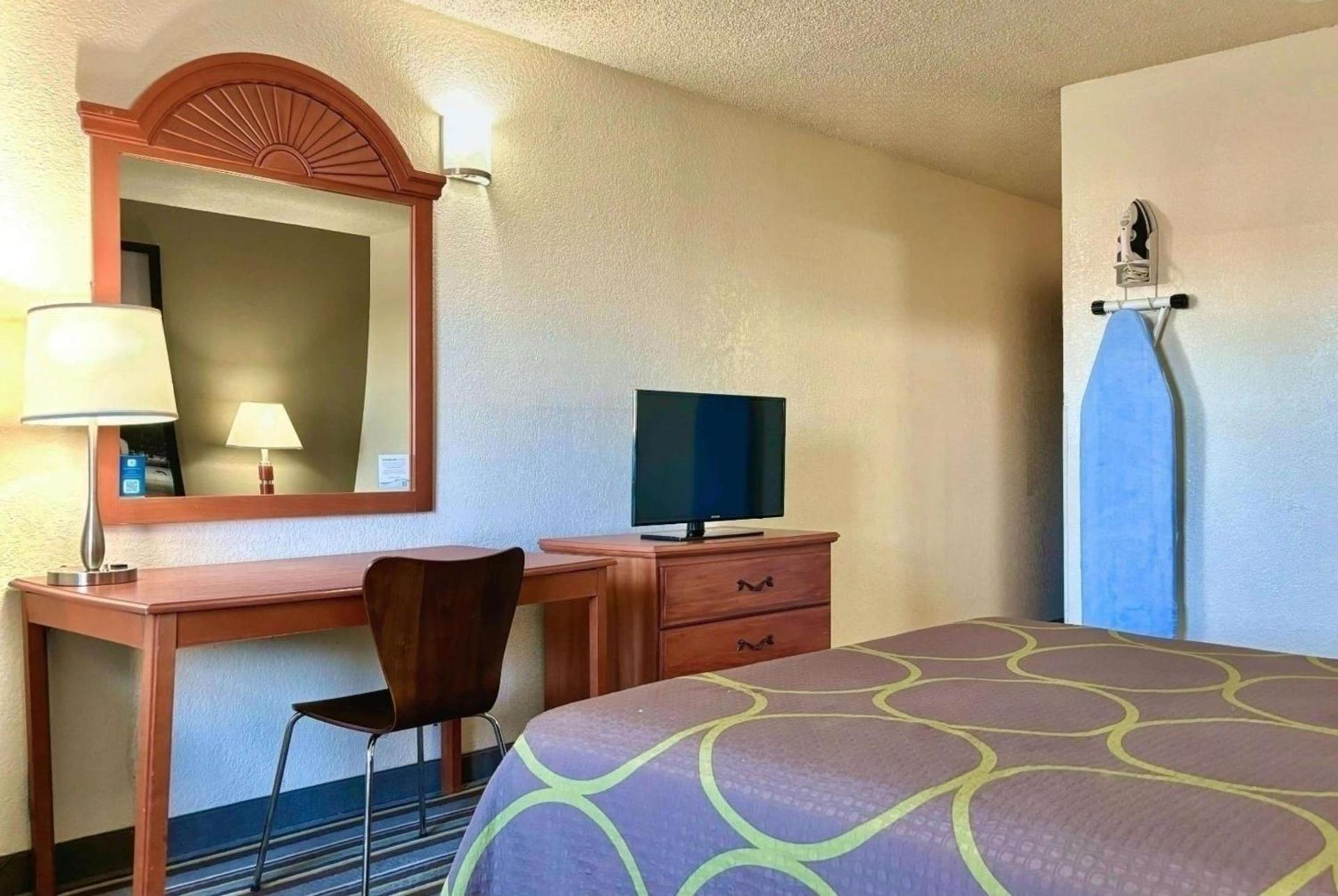 Super 8 by Wyndham Colorado Springs/Afa Area photo 22
