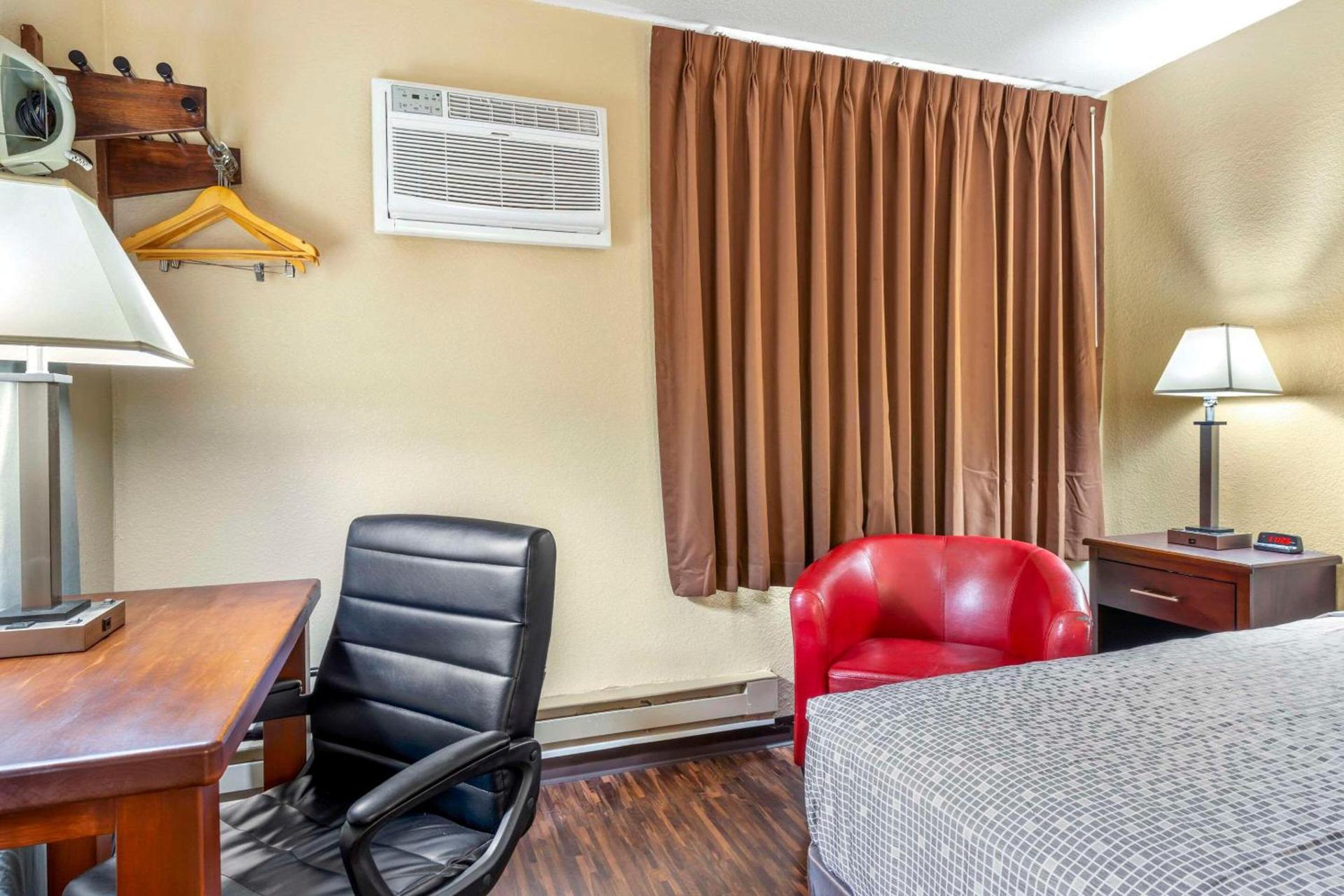 Econo Lodge La Crosse North photo 10