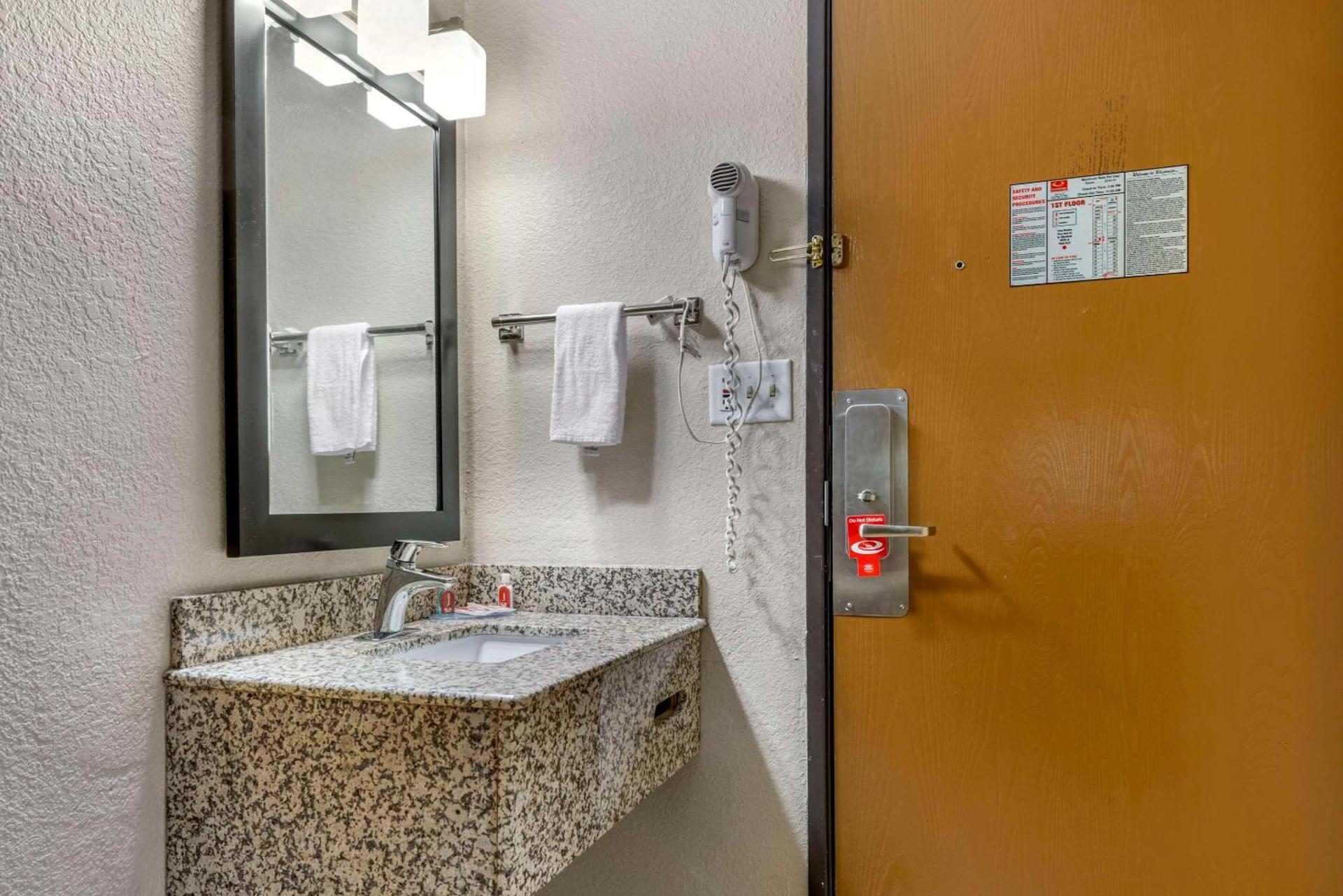 Econo Lodge La Crosse North photo 11