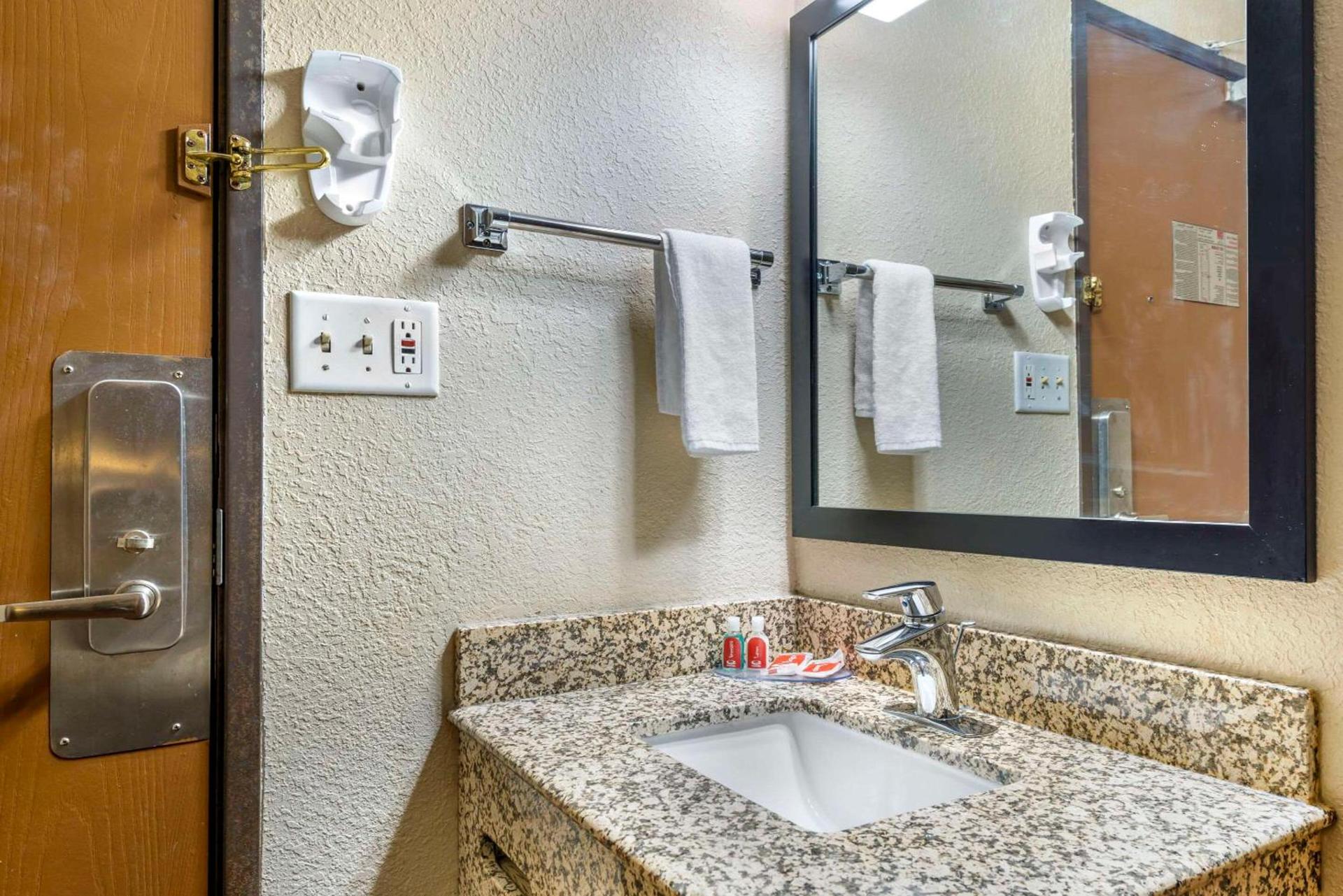 Econo Lodge La Crosse North photo 18