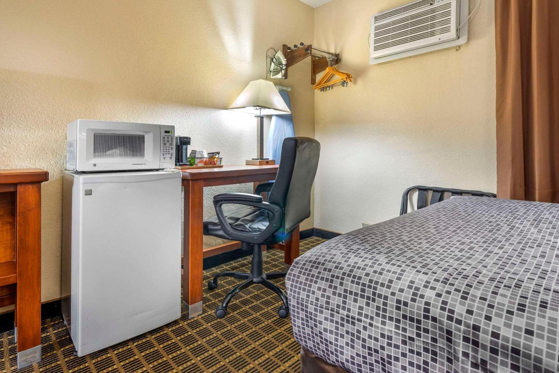 Econo Lodge La Crosse North photo 16