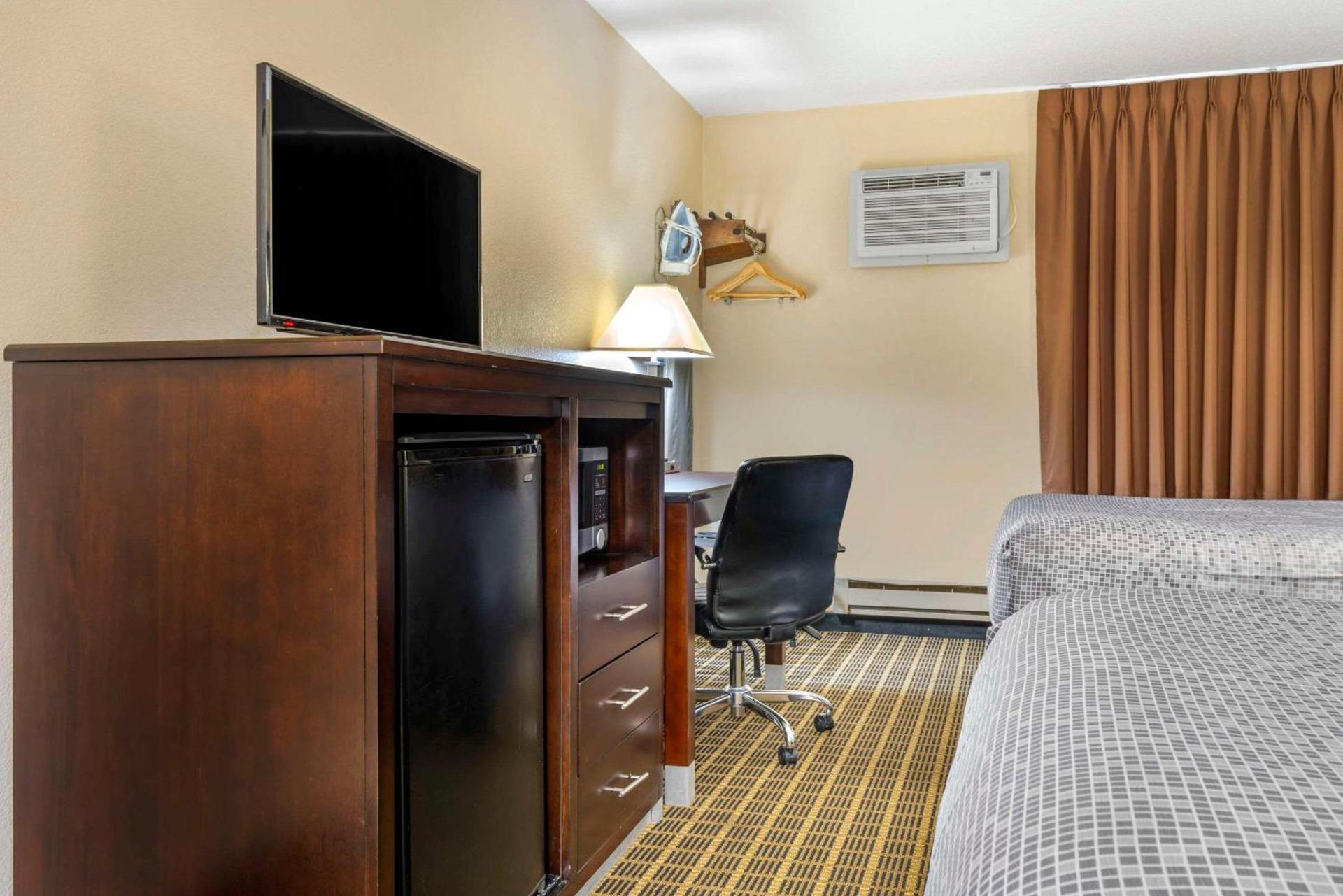 Econo Lodge La Crosse North photo 30
