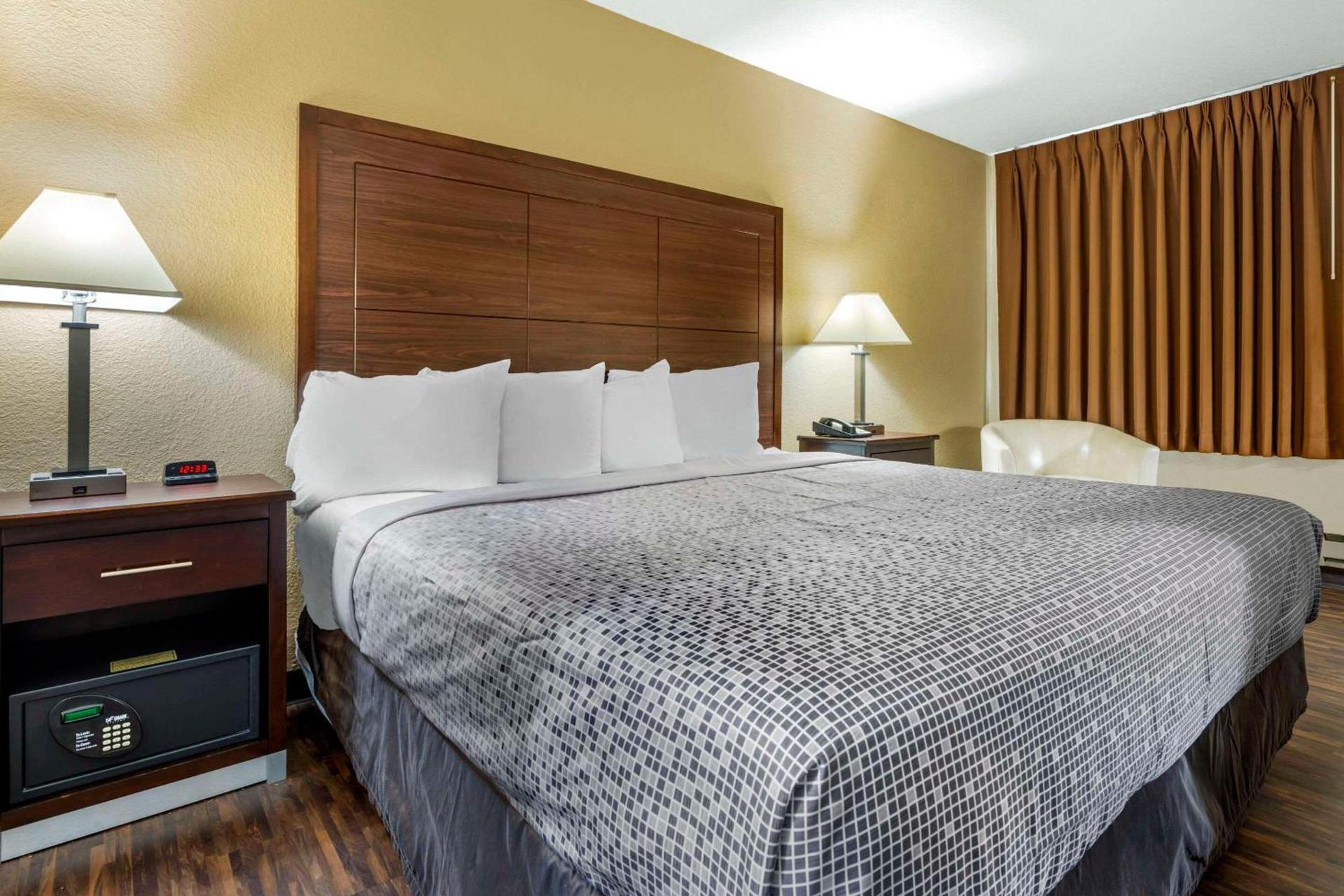 Econo Lodge La Crosse North photo 32