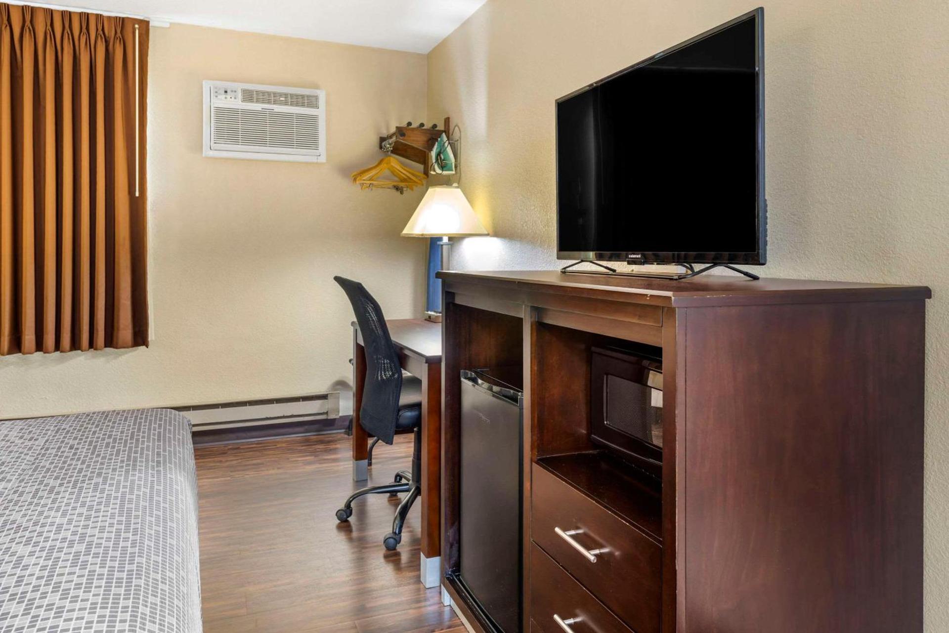 Econo Lodge La Crosse North photo 34