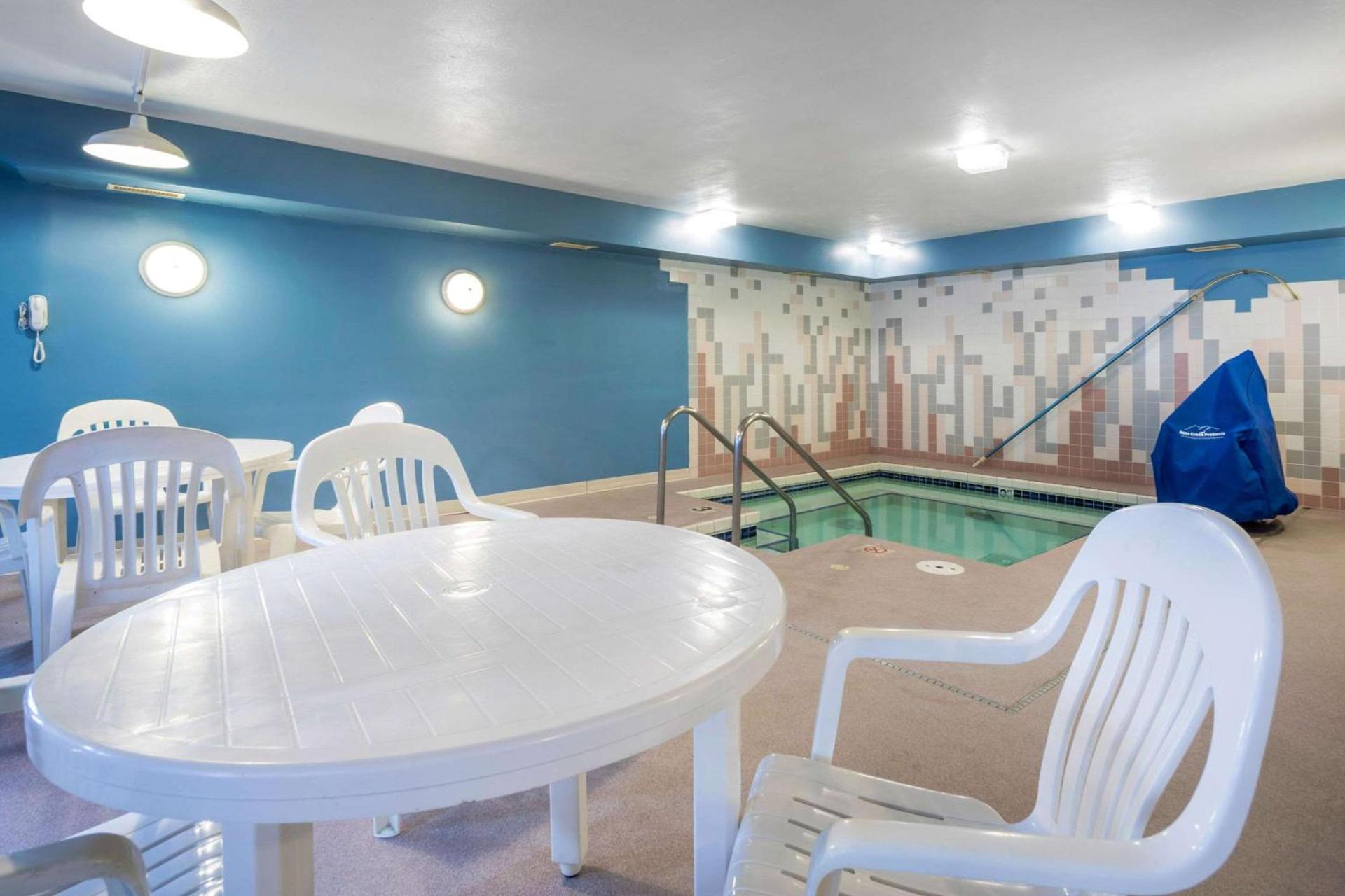 Econo Lodge La Crosse North photo 36
