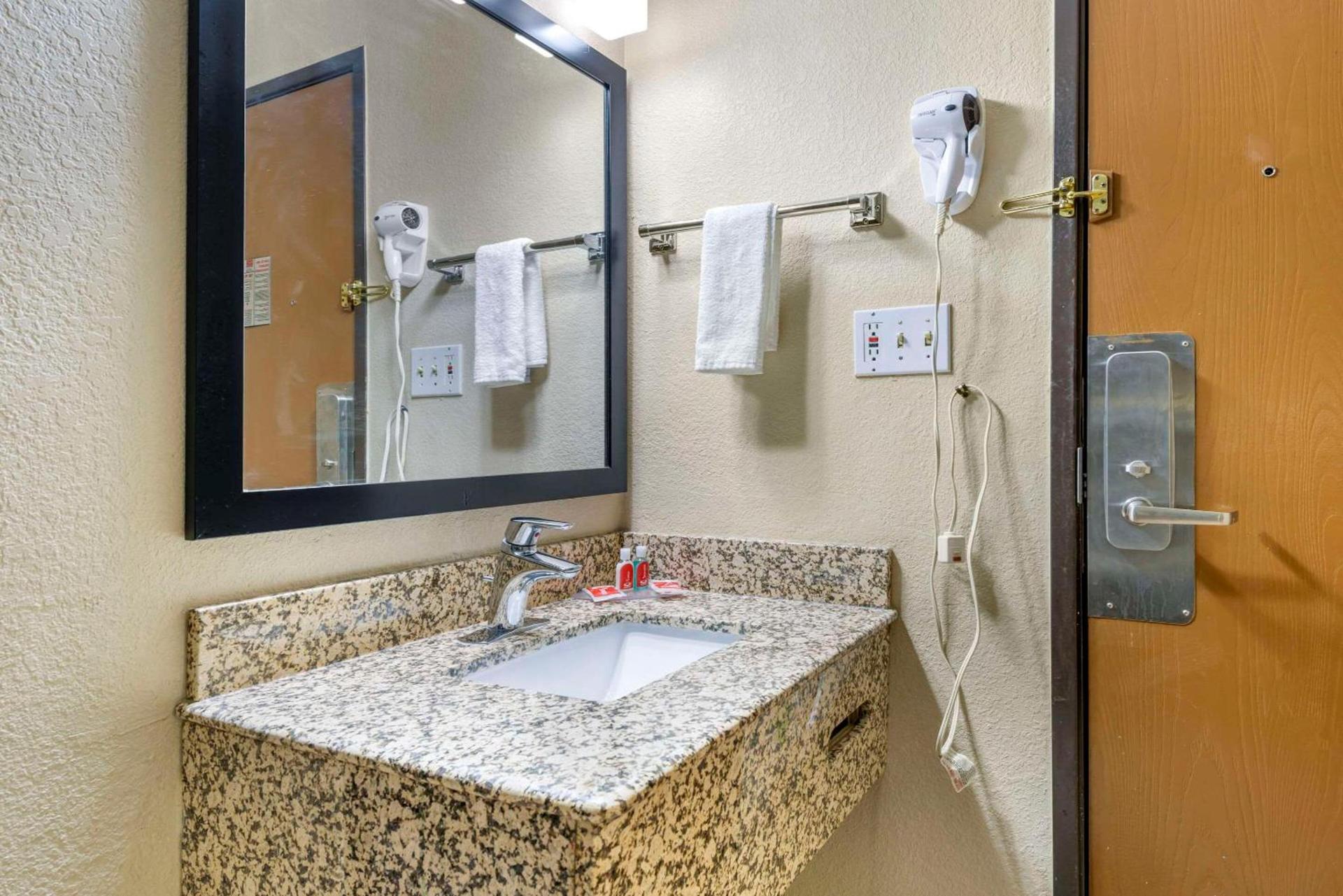 Econo Lodge La Crosse North photo 31