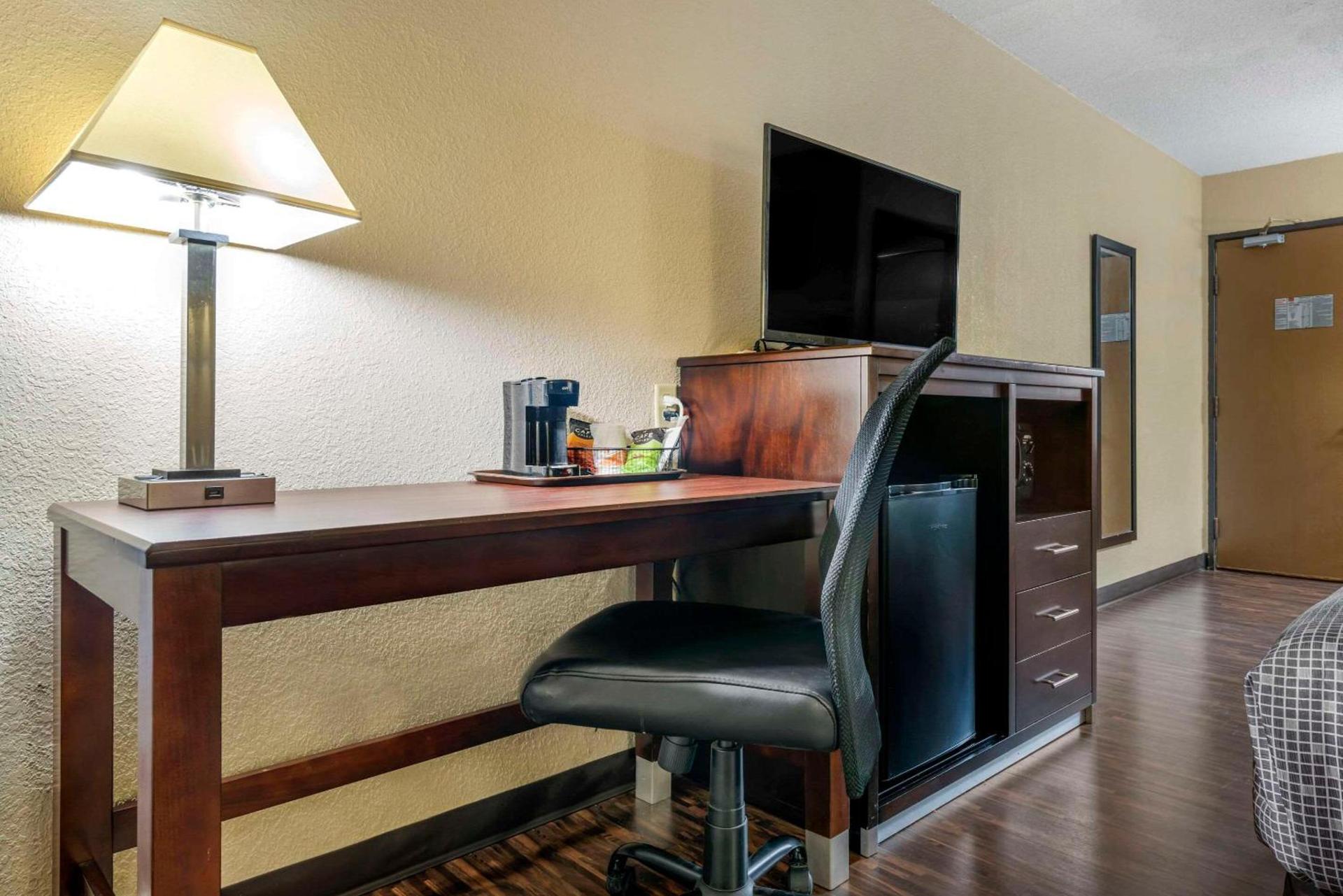 Econo Lodge La Crosse North photo 35