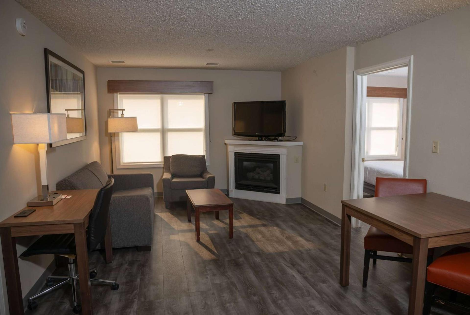 Hawthorn Suites by Wyndham Erie photo 5