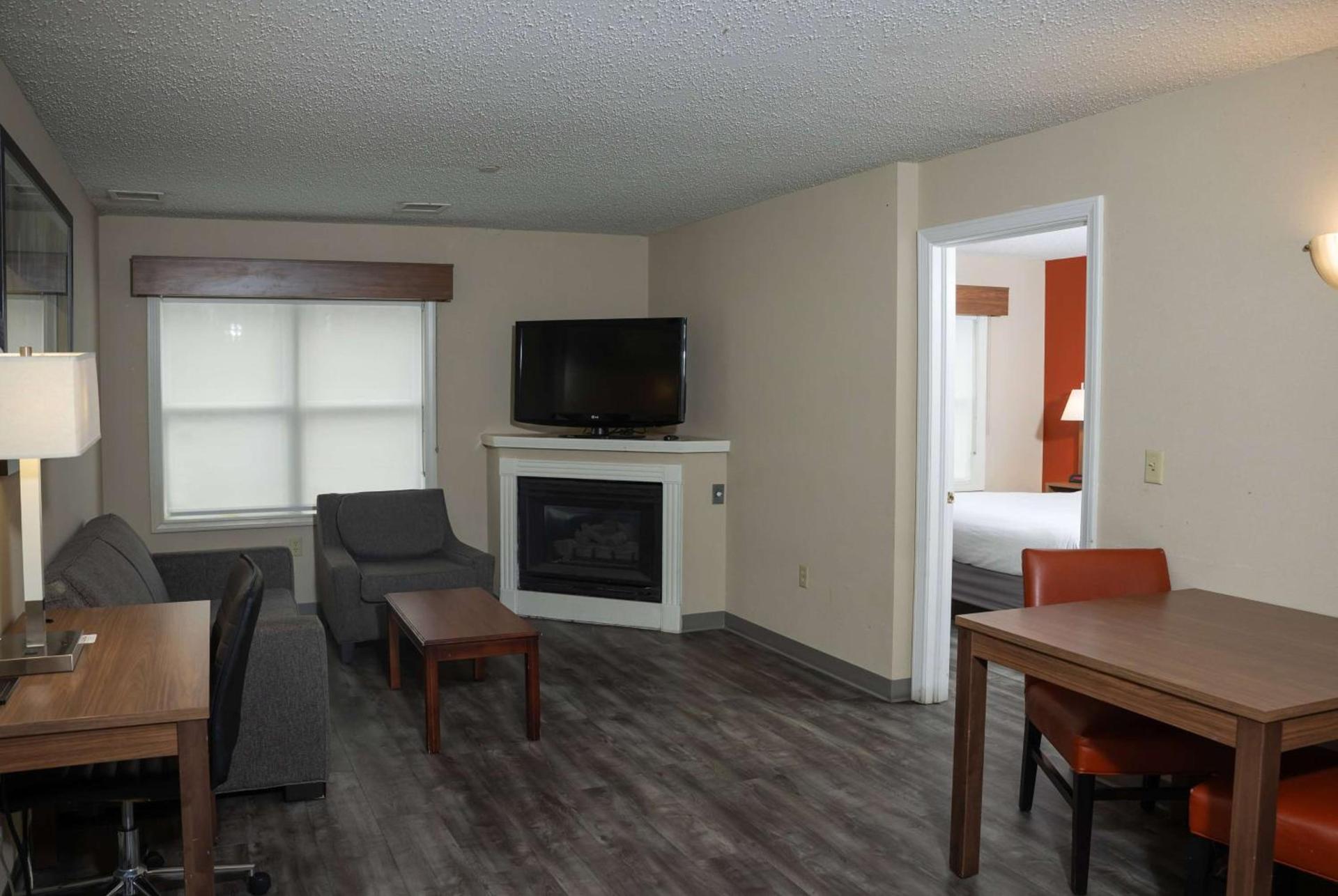 Hawthorn Suites by Wyndham Erie photo 10