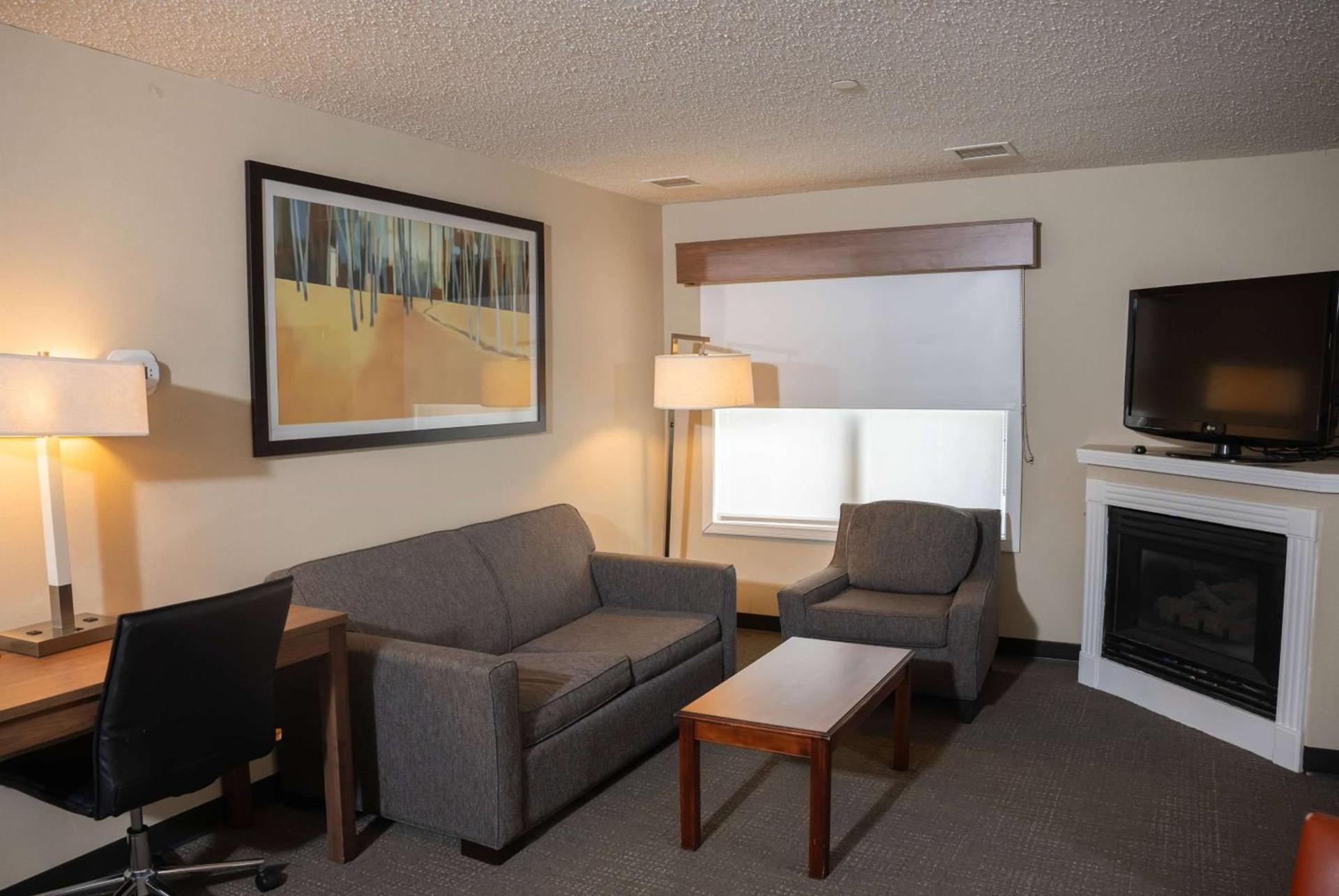 Hawthorn Suites by Wyndham Erie photo 11