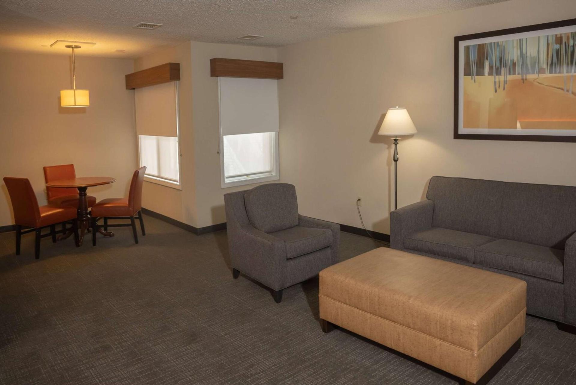 Hawthorn Suites by Wyndham Erie photo 12