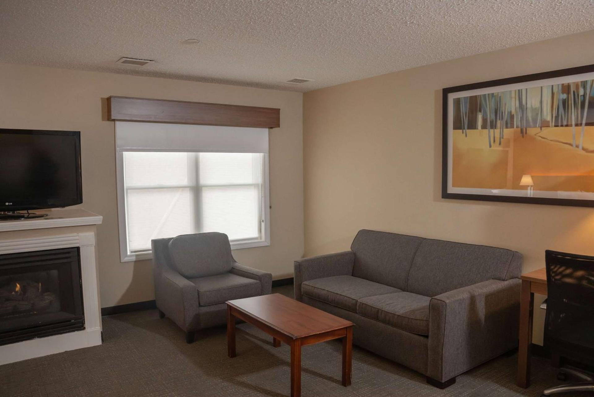 Hawthorn Suites by Wyndham Erie photo 17