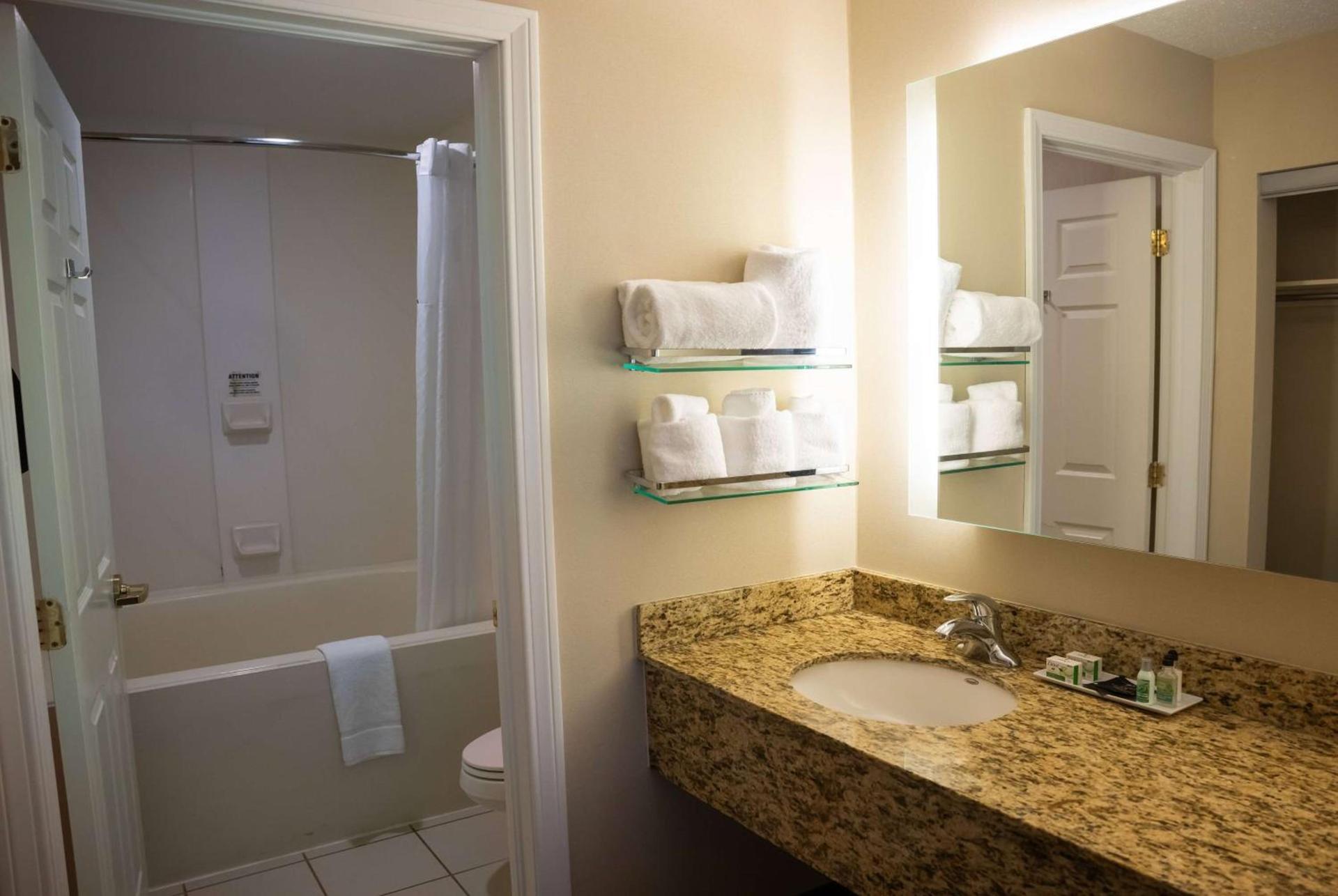 Hawthorn Suites by Wyndham Erie photo 23
