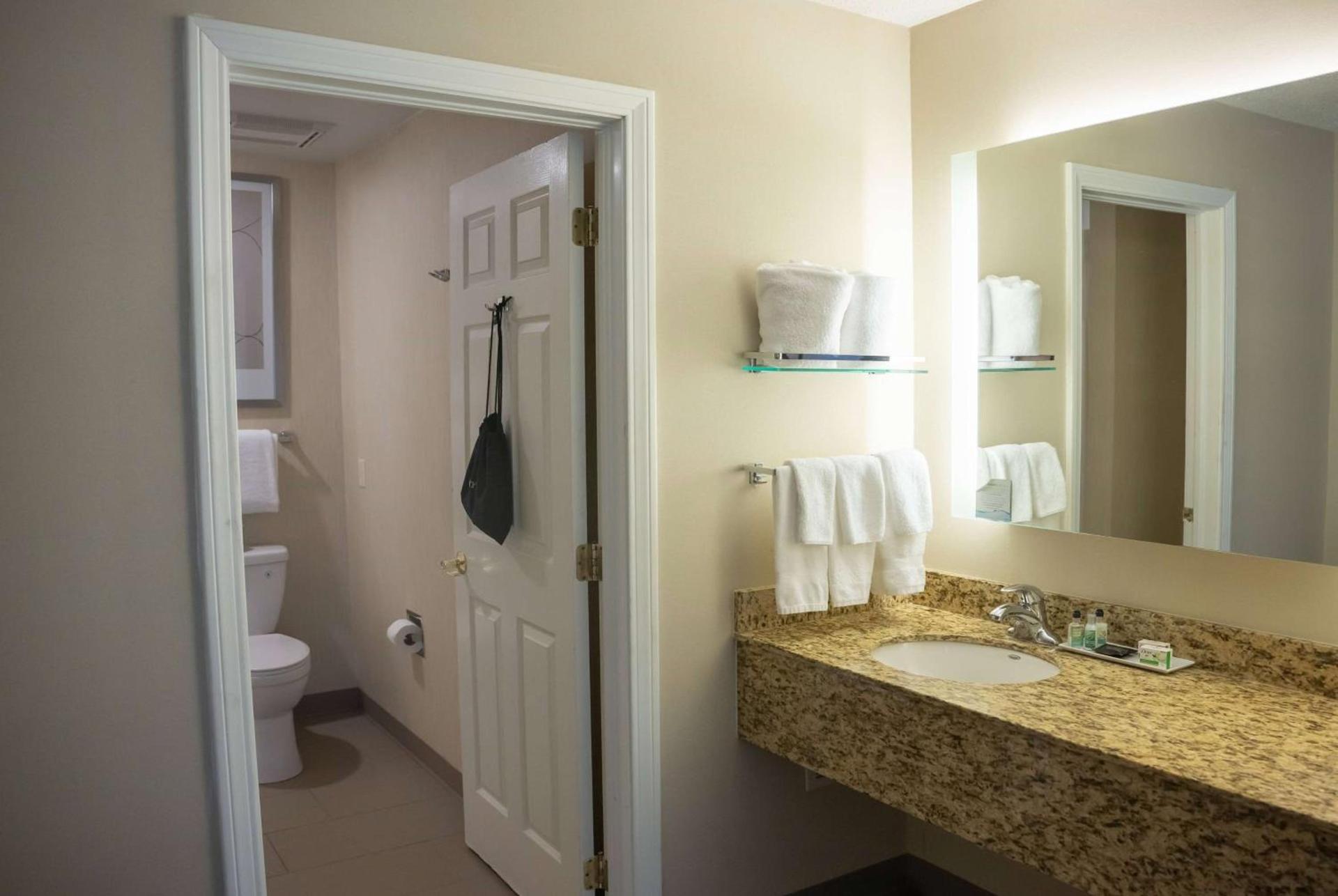 Hawthorn Suites by Wyndham Erie photo 25