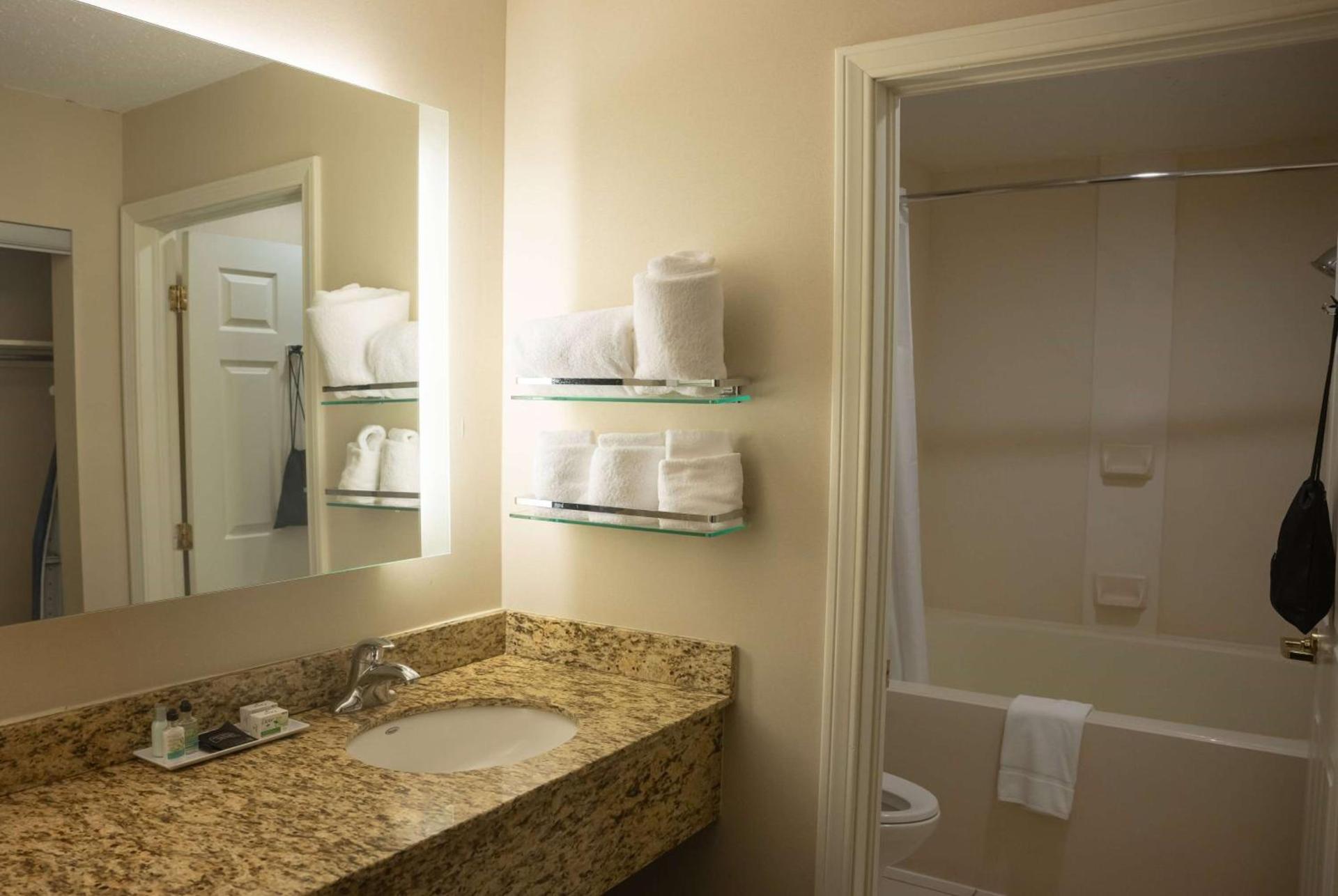 Hawthorn Suites by Wyndham Erie photo 26
