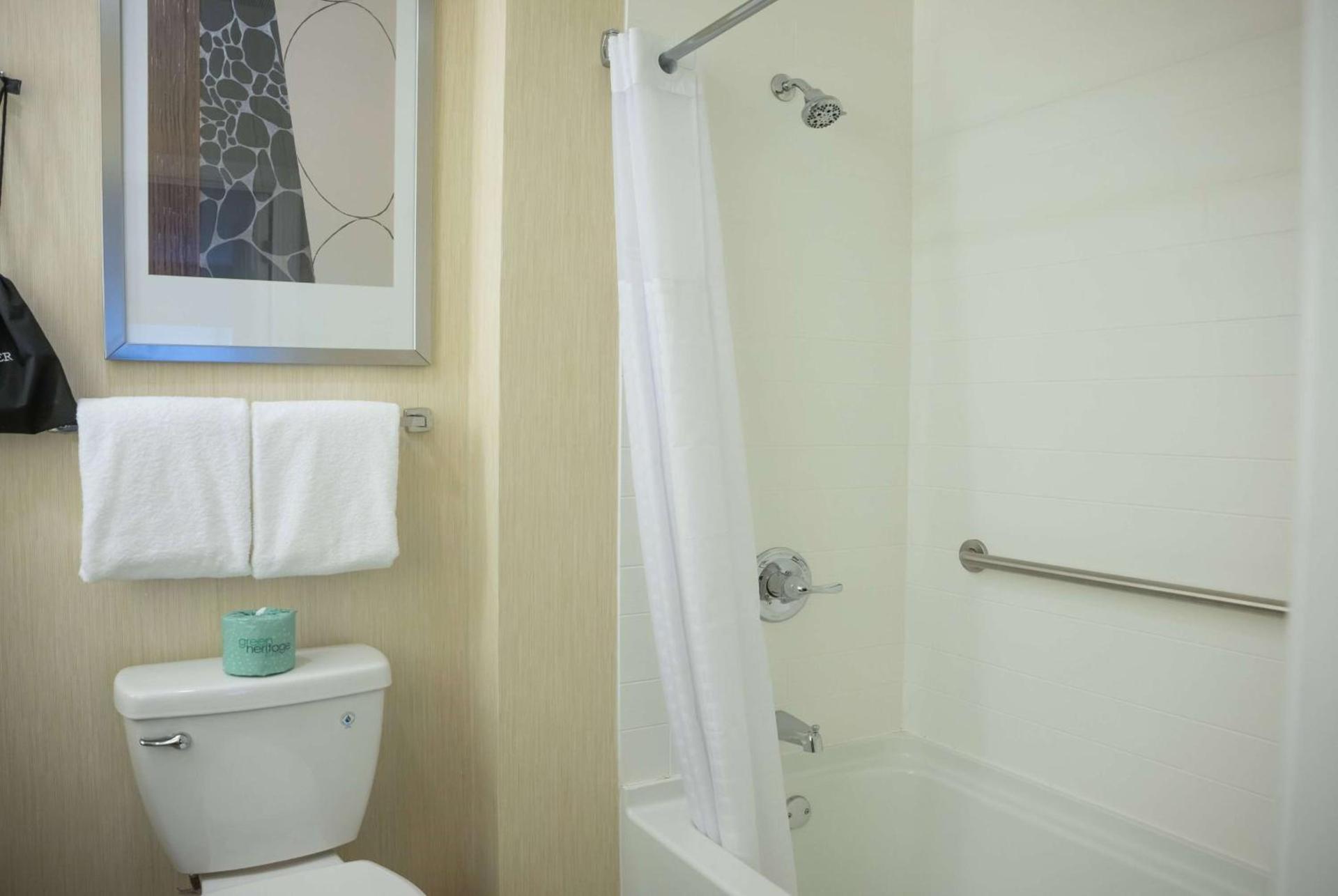 Hawthorn Suites by Wyndham Erie photo 27
