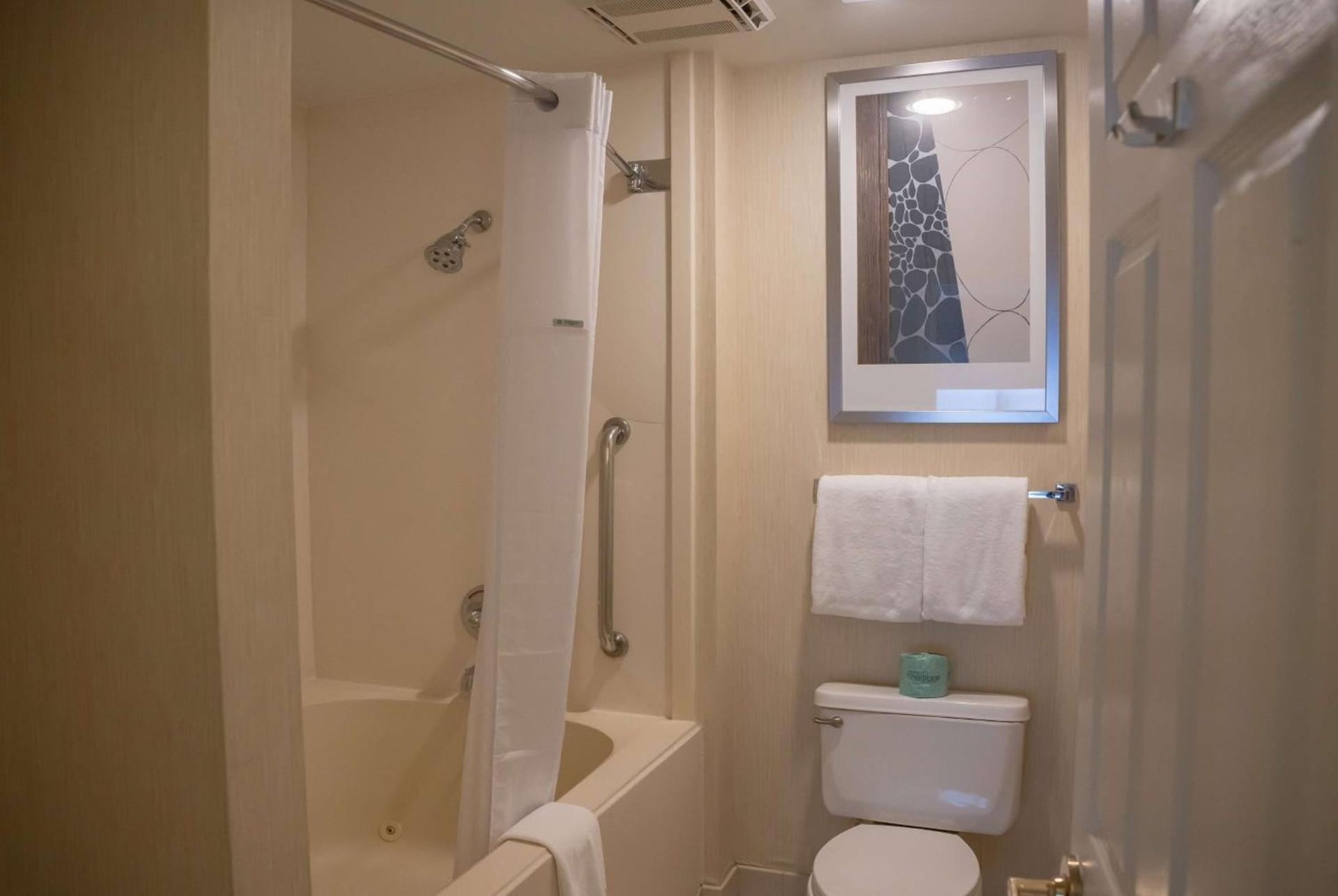 Hawthorn Suites by Wyndham Erie photo 28