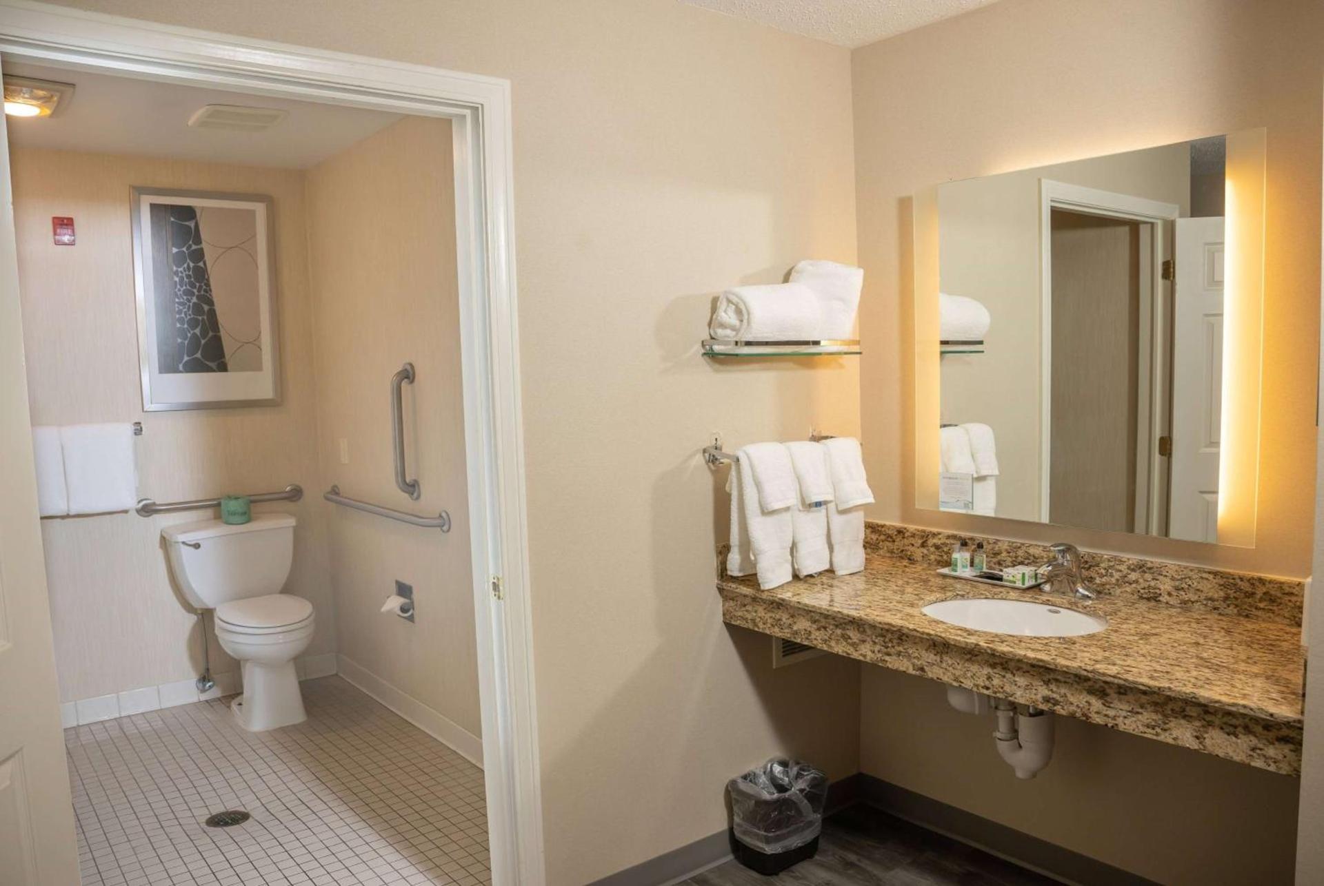 Hawthorn Suites by Wyndham Erie photo 29