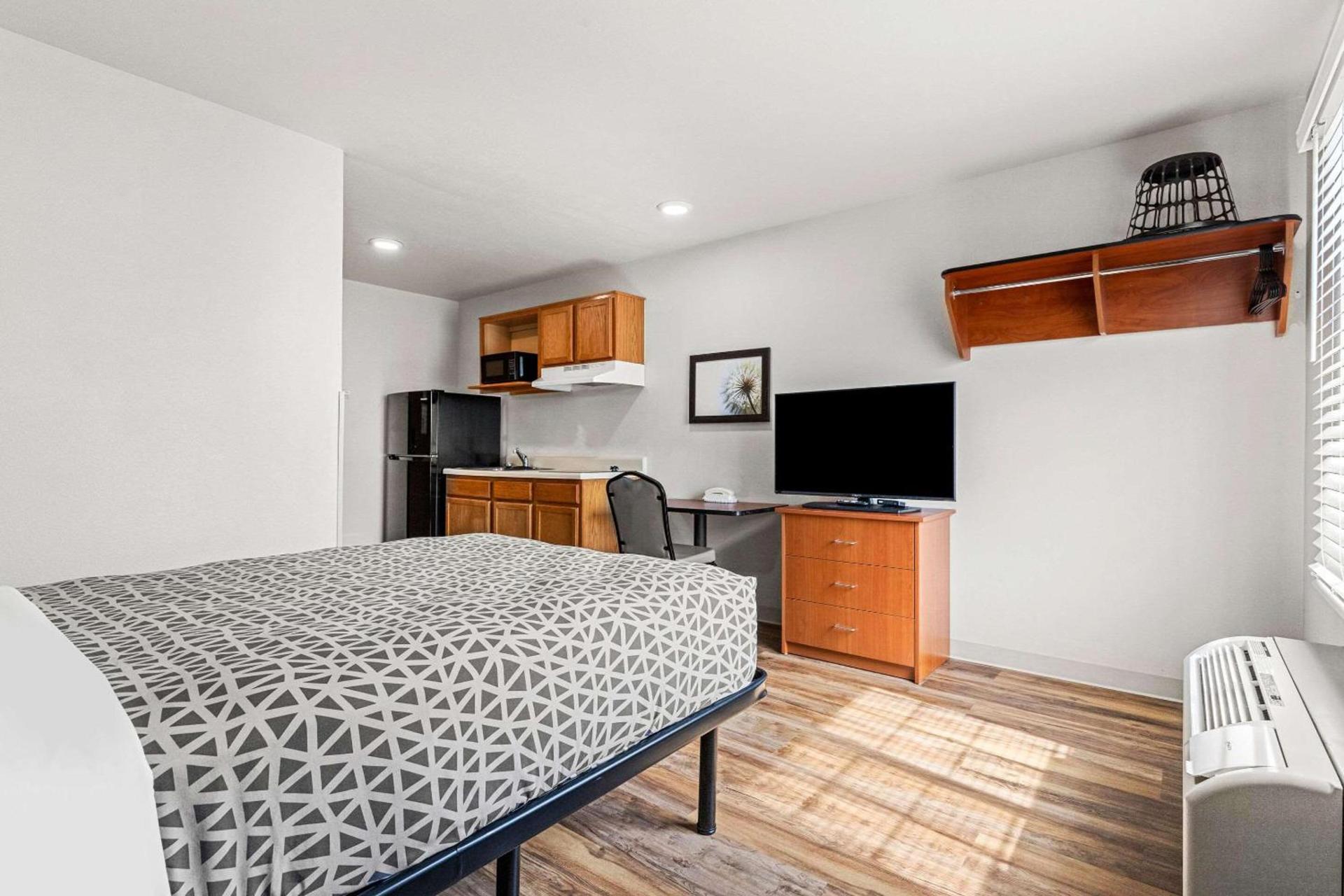 WoodSpring Suites Tulsa photo 9
