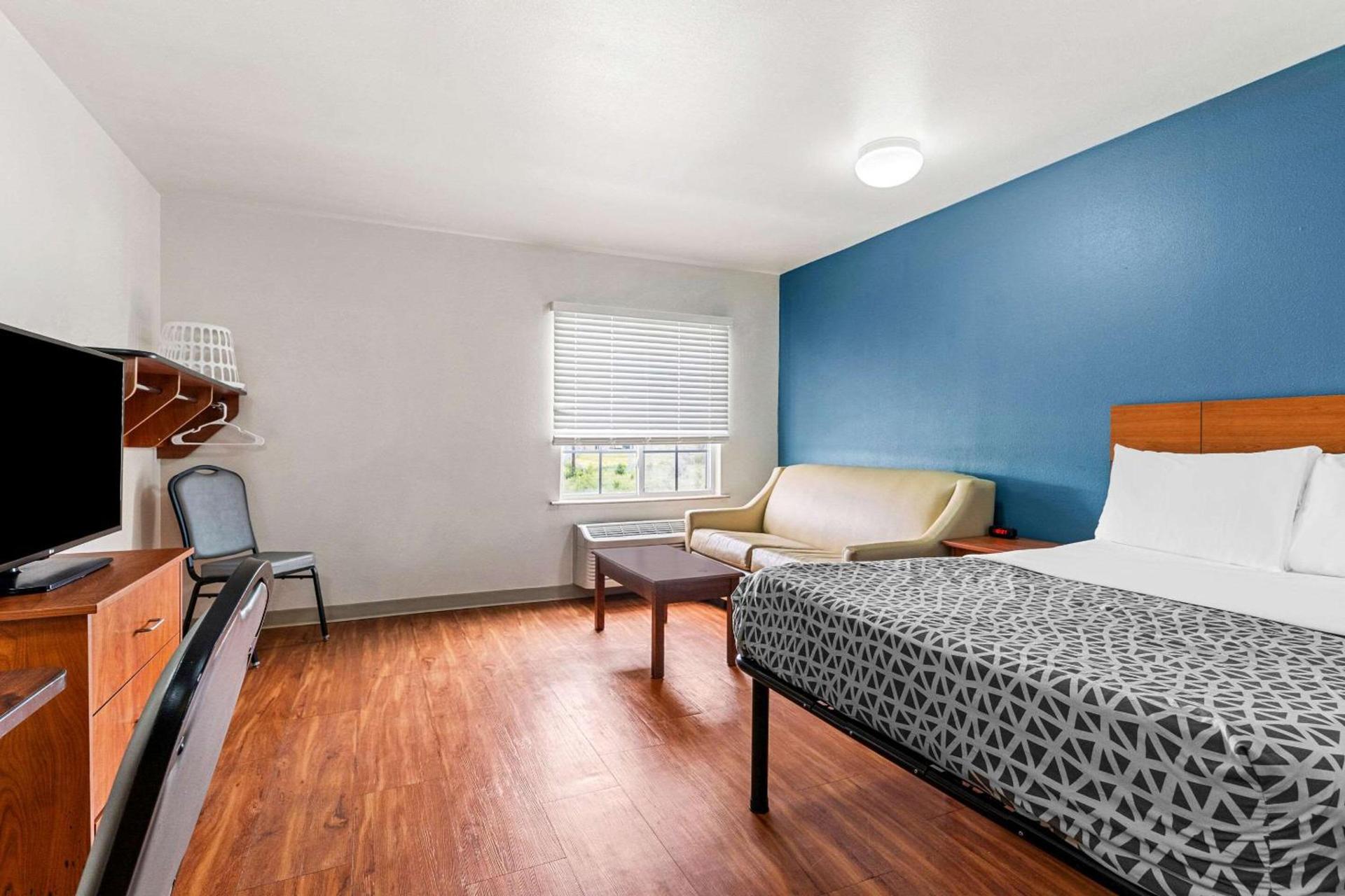 WoodSpring Suites Tulsa photo 18