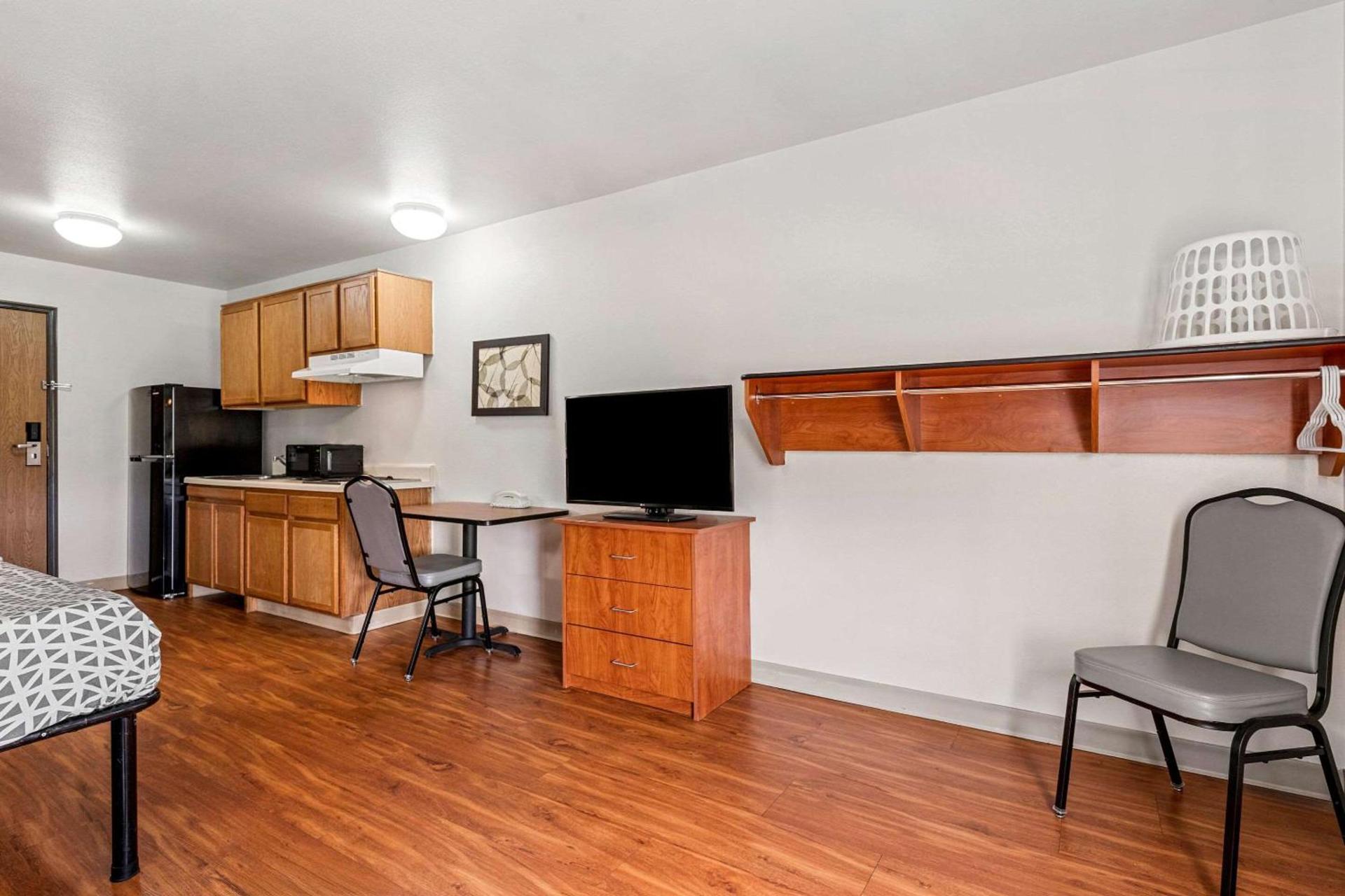 WoodSpring Suites Tulsa photo 20