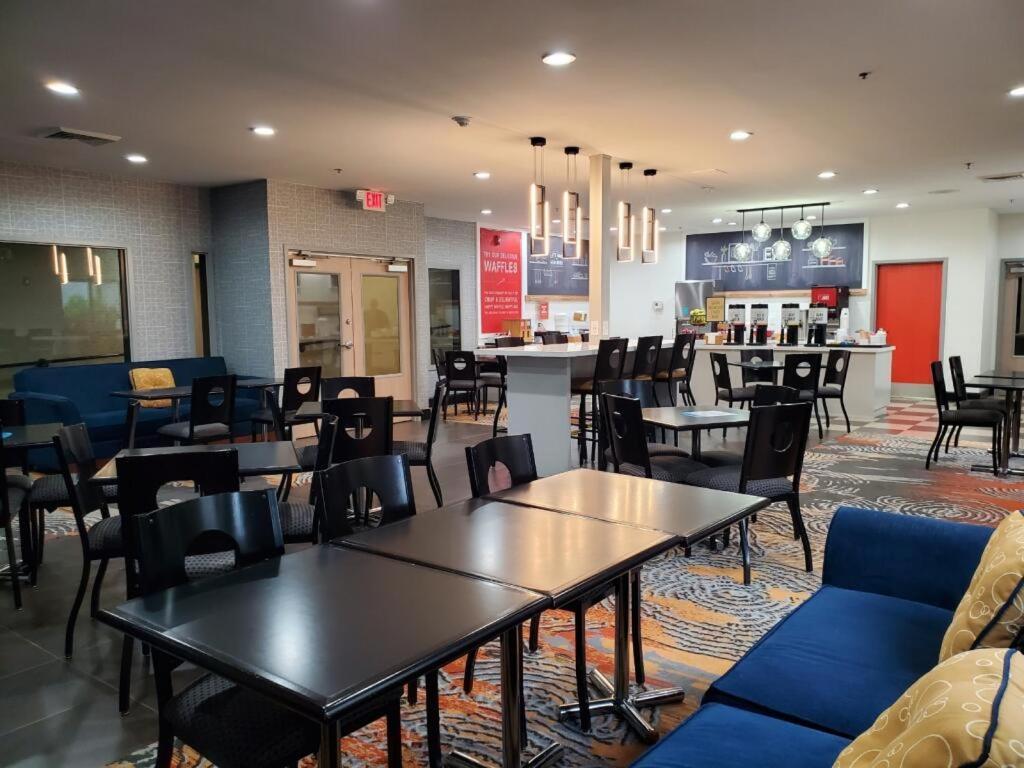 Hampton Inn Olathe photo 9