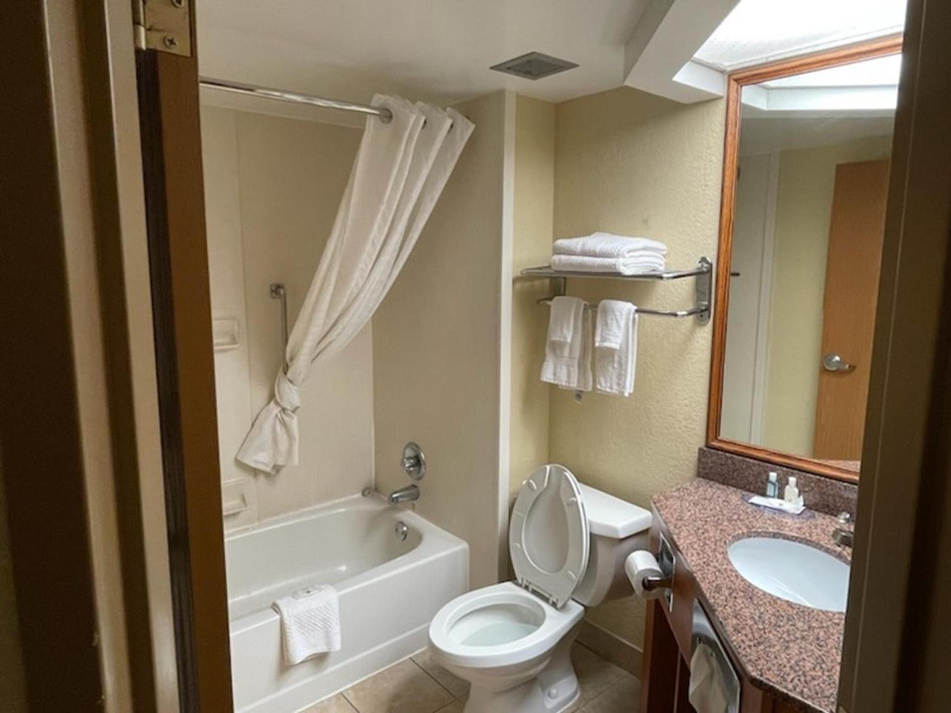 Quality Inn & Suites photo 5