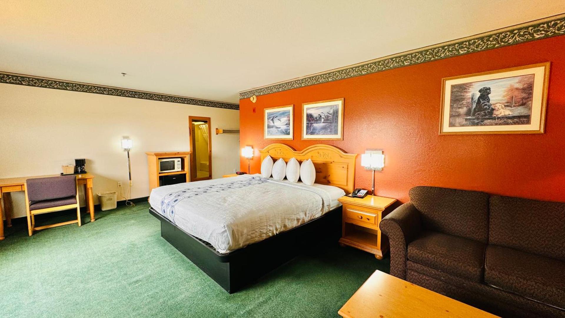 Regency Inn and Suites photo 59