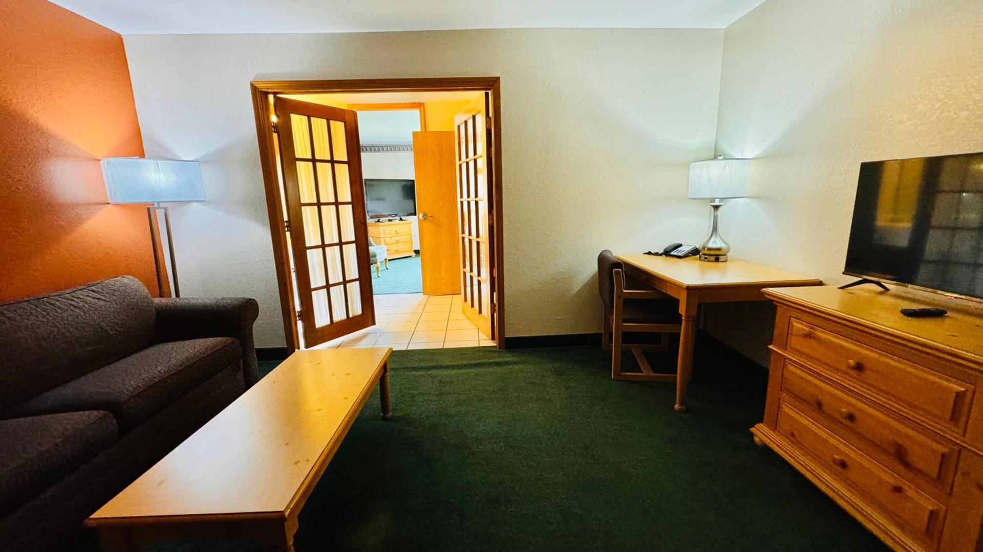 Regency Inn and Suites photo 44