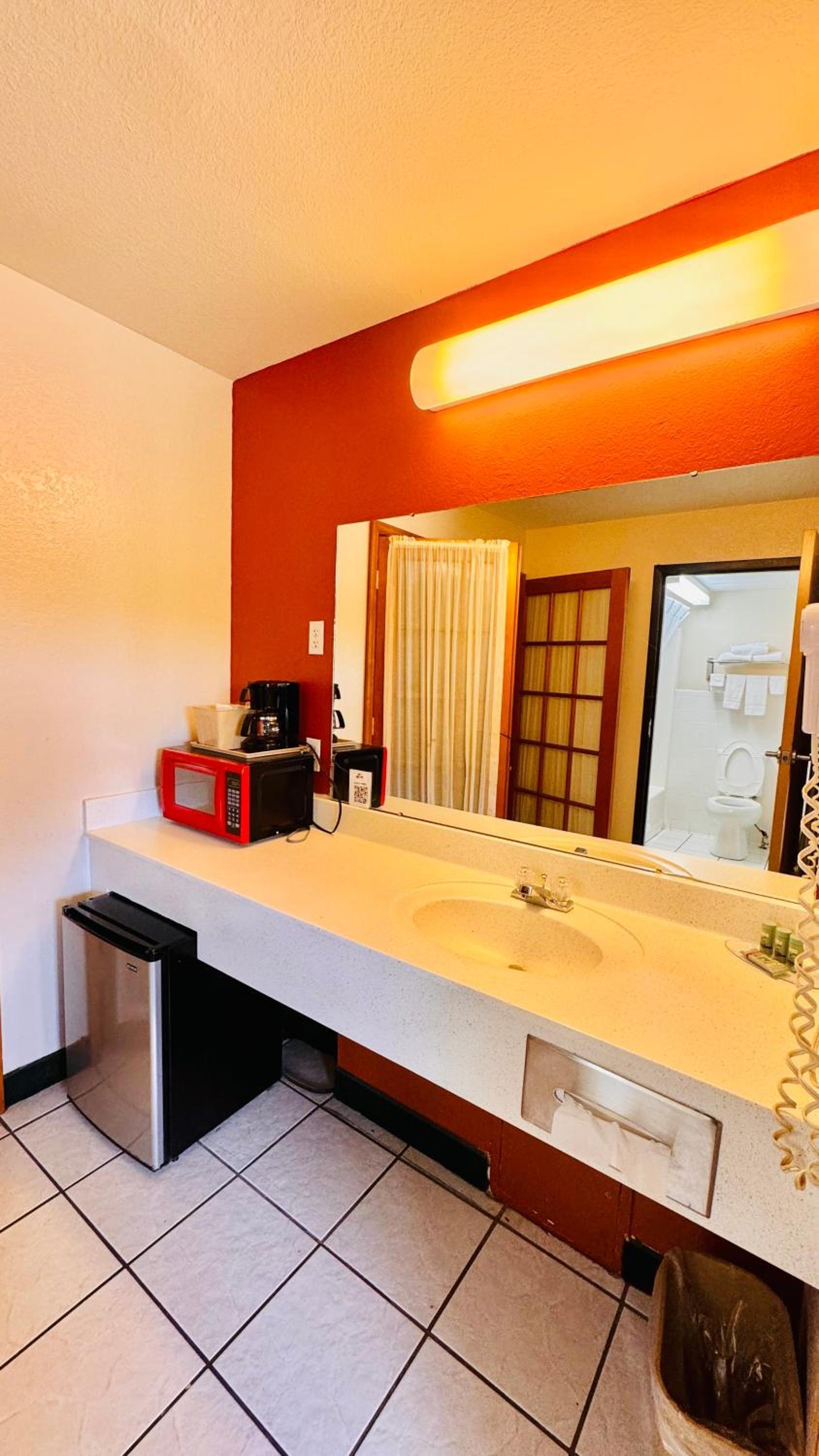 Regency Inn and Suites photo 40