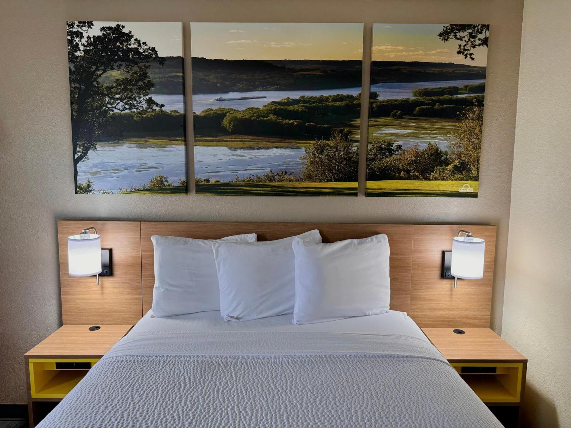 Days Inn & Suites by Wyndham Kaukauna WI photo 11