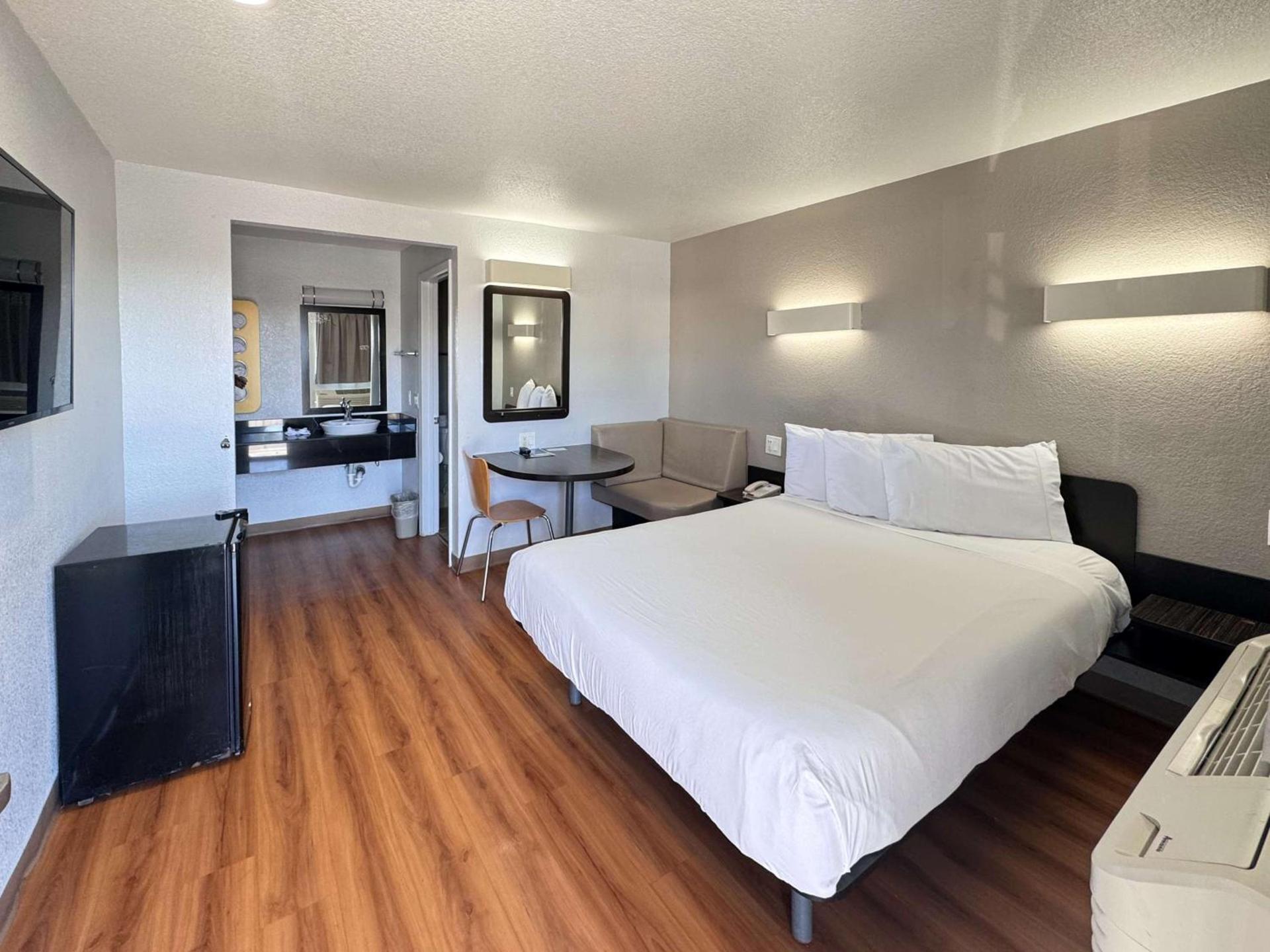 Motel 6 Ontario, CA - Airport photo 8