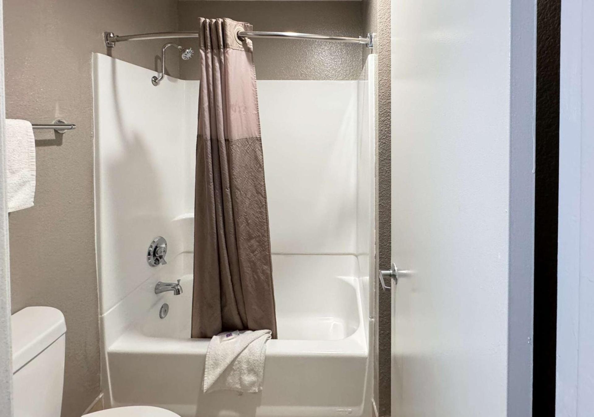 Motel 6 Ontario, CA - Airport photo 17