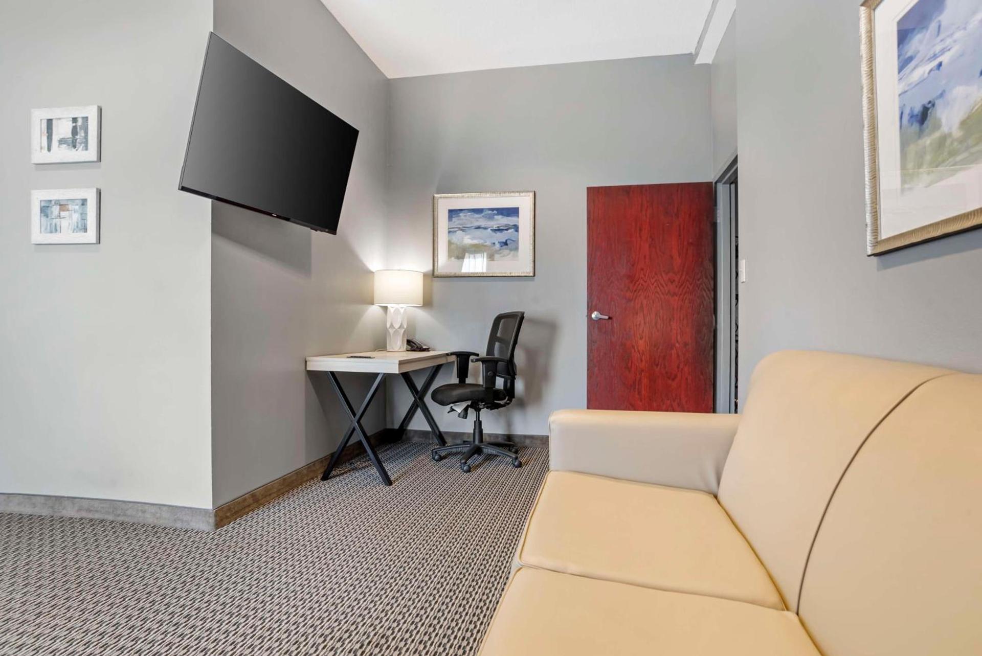 Best Western Plus Two Rivers Hotel & Suites photo 20
