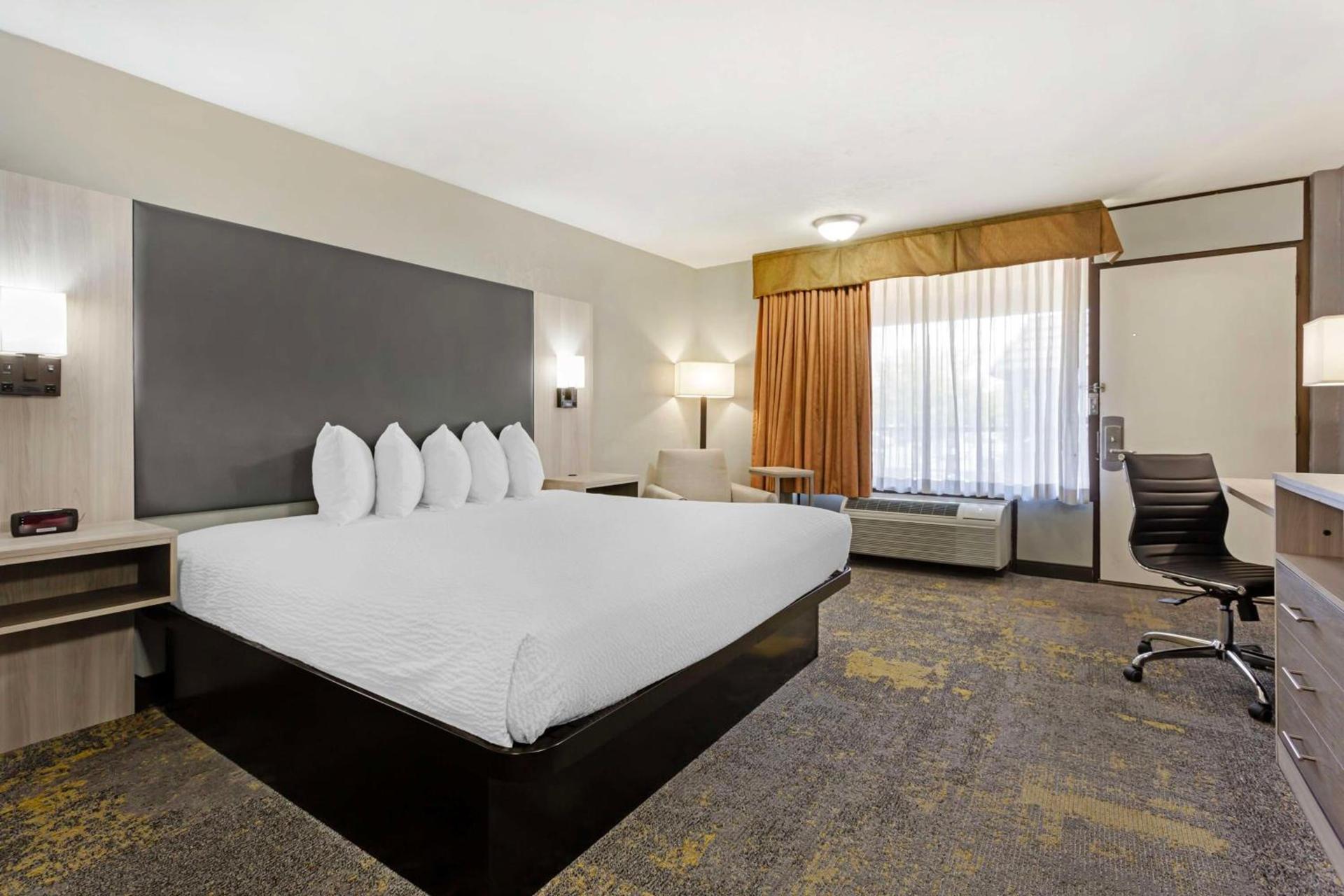 Best Western Plus Weston Inn photo 12