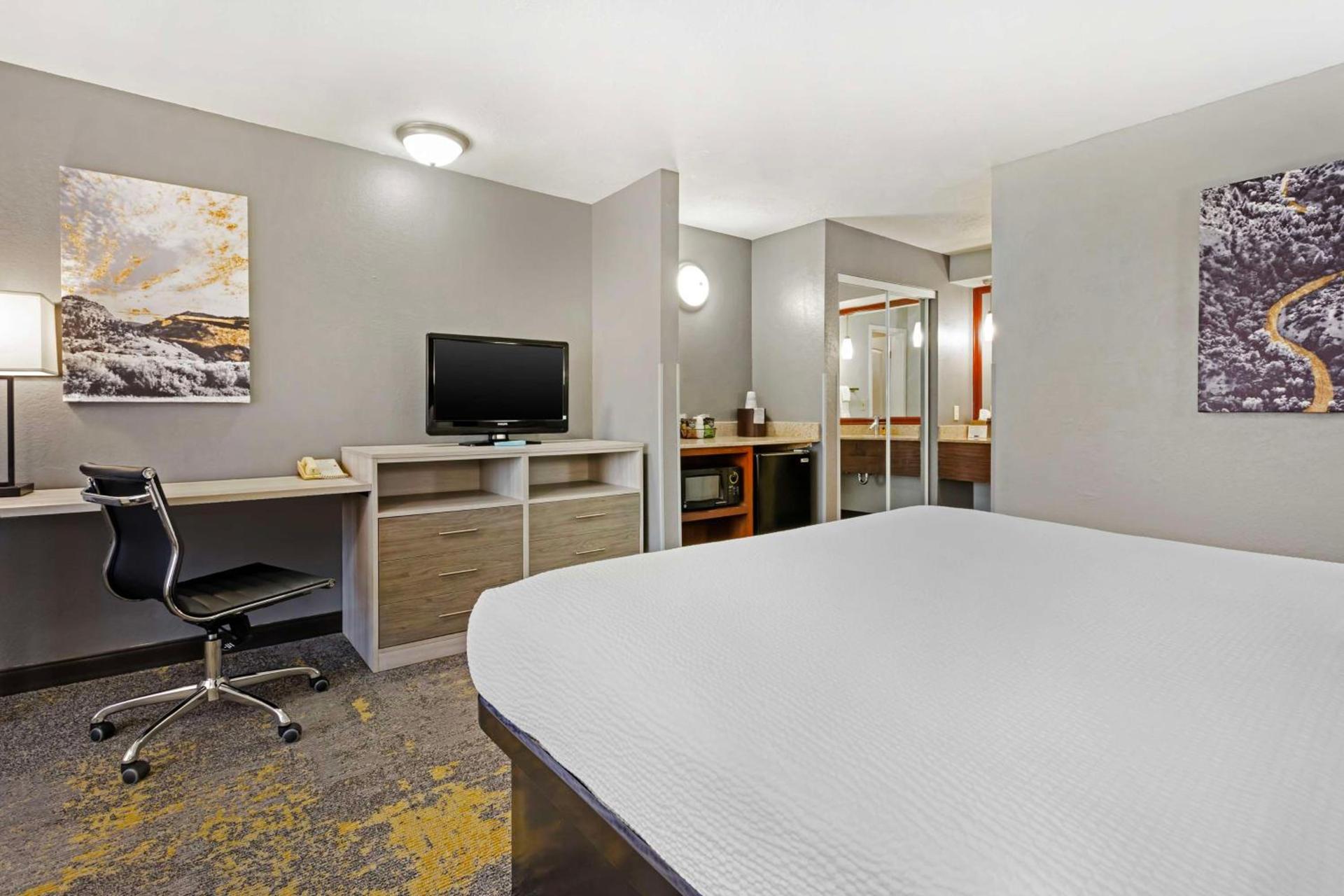 Best Western Plus Weston Inn photo 13