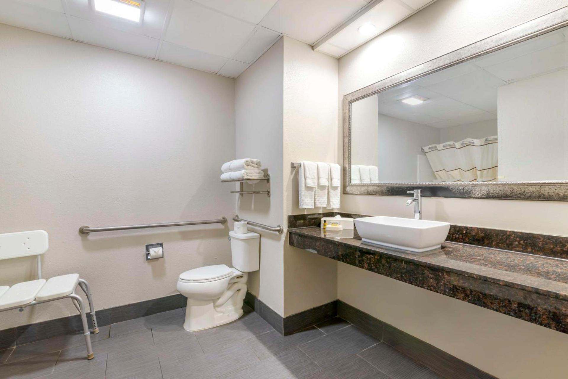 Best Western Savannah Airport Inn & Suites photo 35
