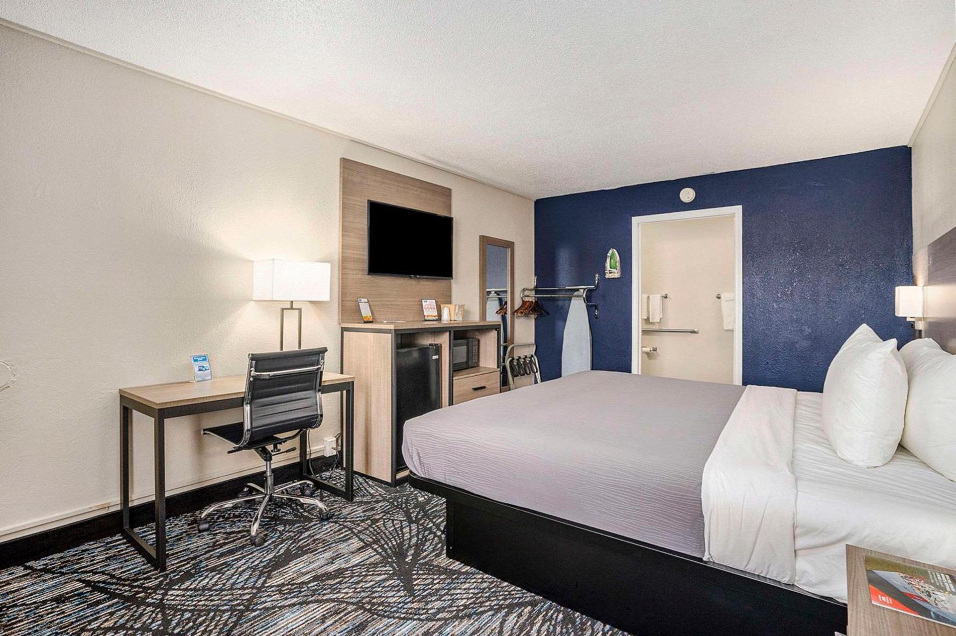 Rodeway Inn Grand Haven photo 11