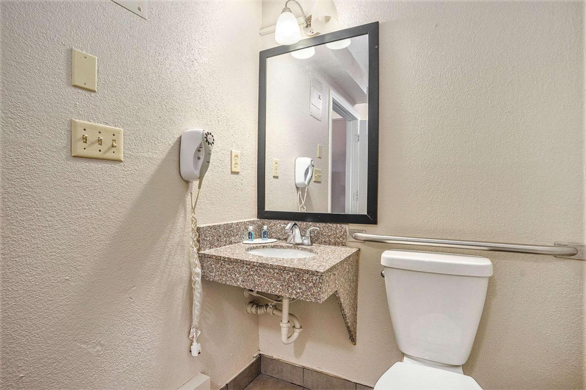 Rodeway Inn Grand Haven photo 14