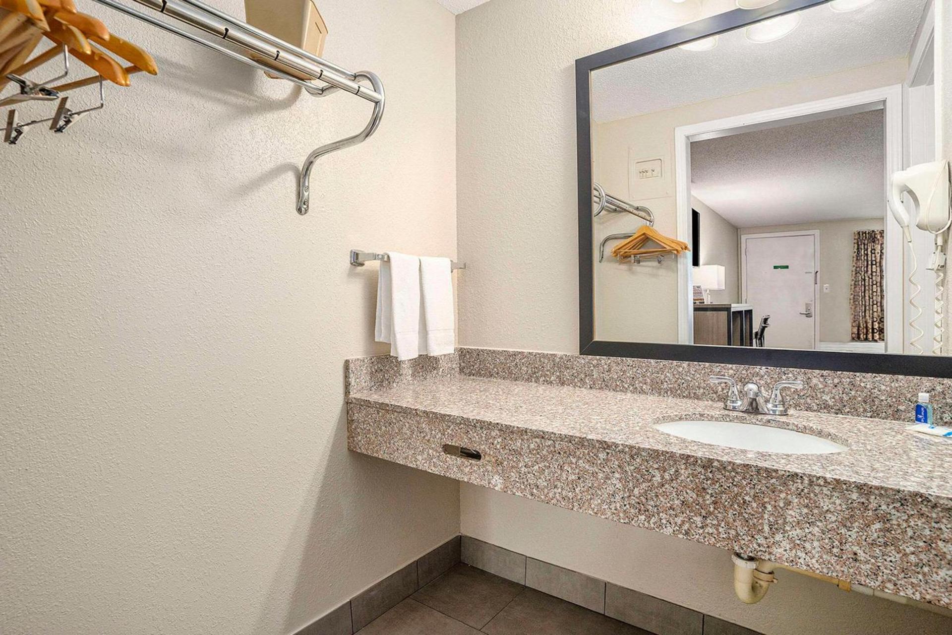 Rodeway Inn Grand Haven photo 24