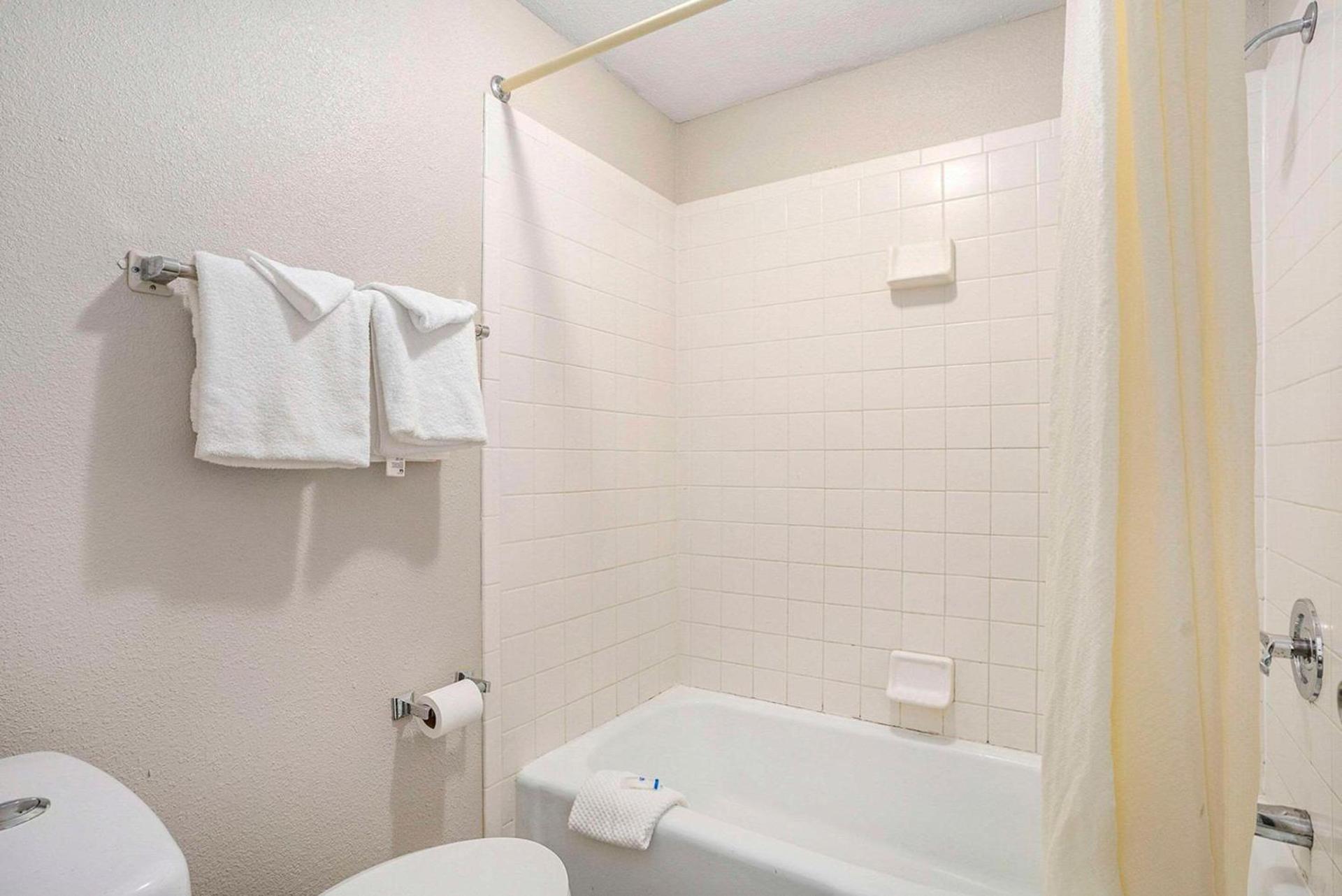 Rodeway Inn Grand Haven photo 32