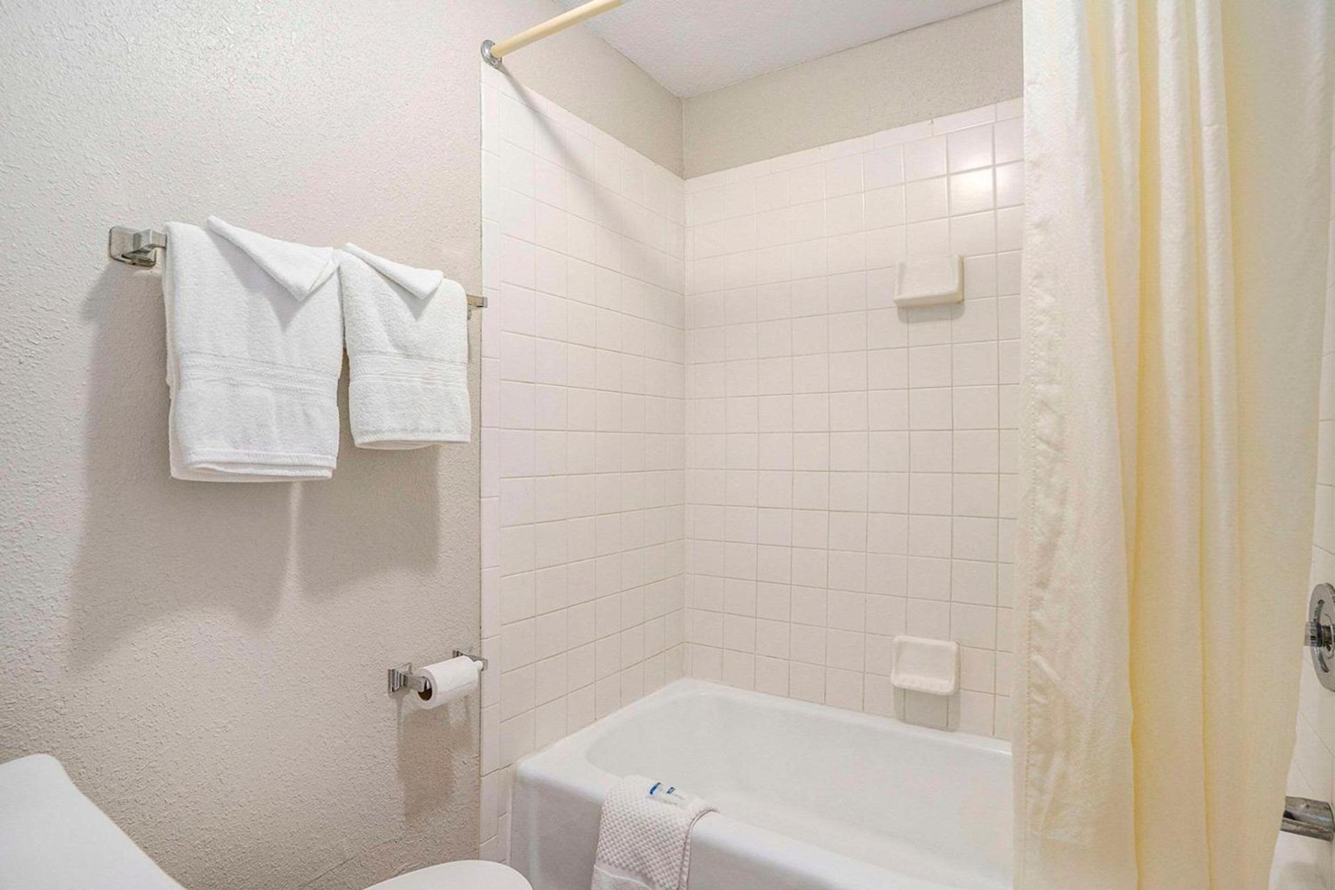 Rodeway Inn Grand Haven photo 33