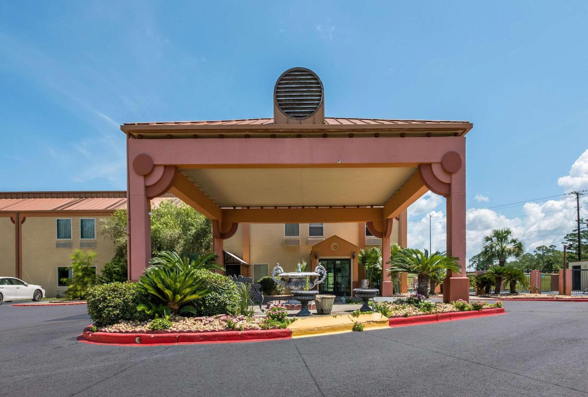 Econo Lodge Inn & Suites Diamondhead photo 3