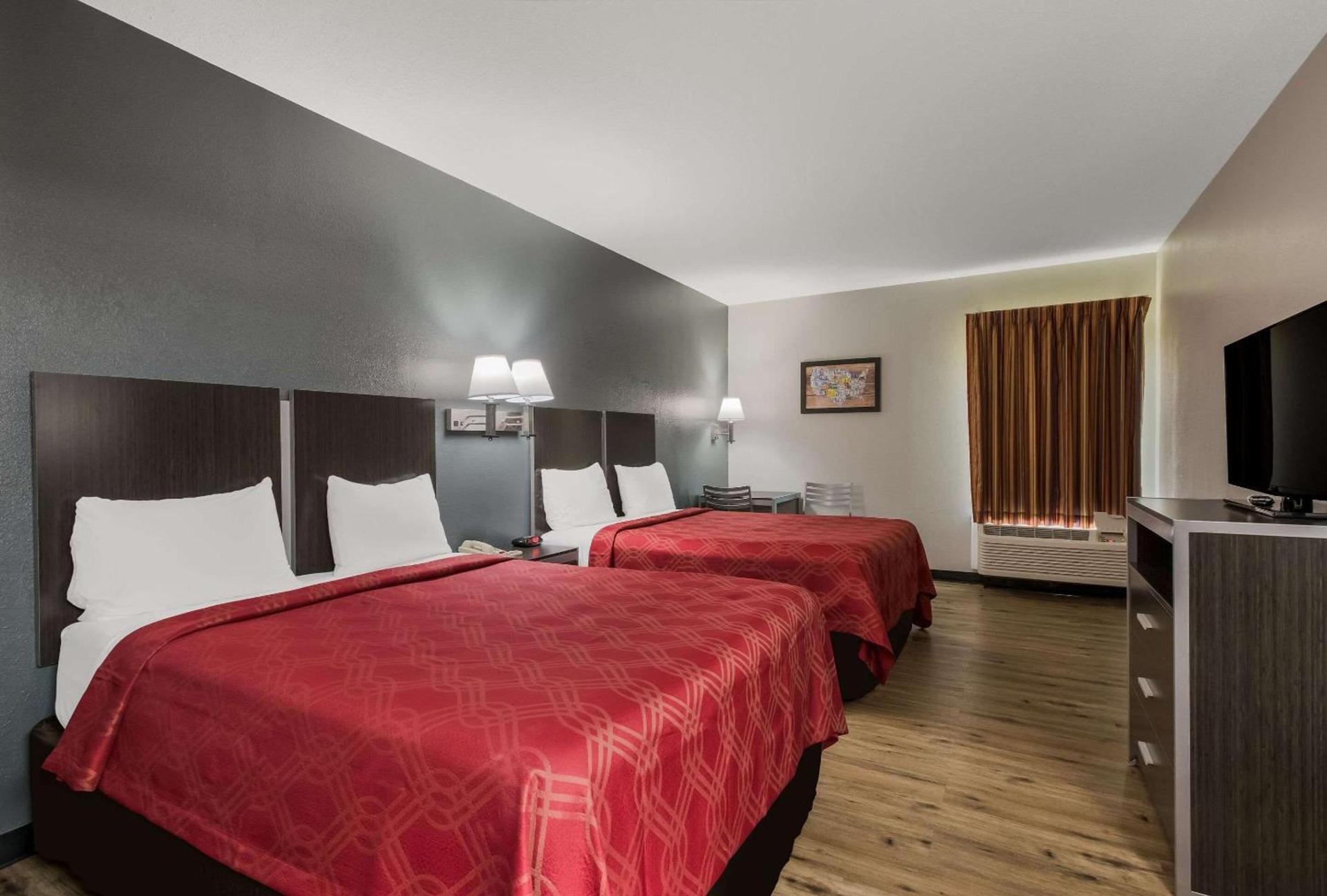 Econo Lodge Inn & Suites Diamondhead photo 11