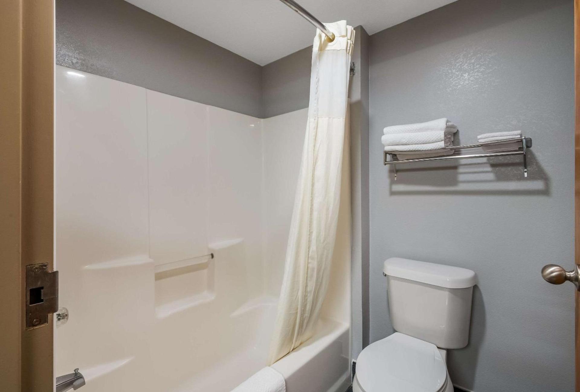 Econo Lodge Inn & Suites Diamondhead photo 14