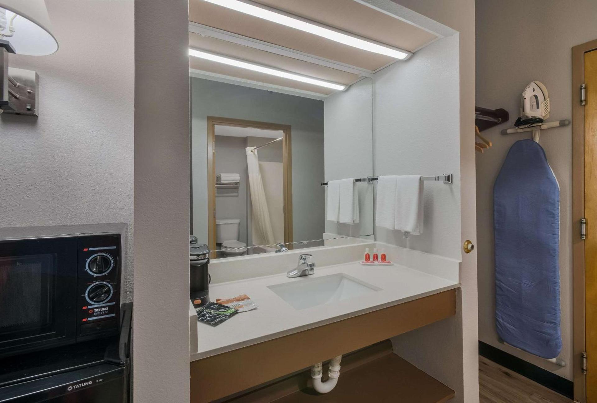 Econo Lodge Inn & Suites Diamondhead photo 13