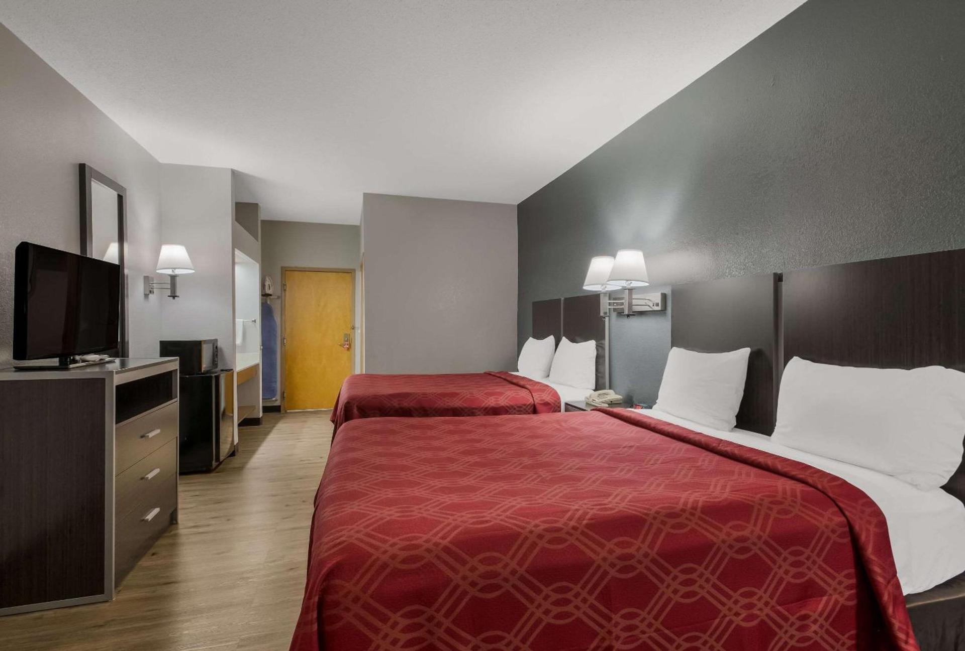 Econo Lodge Inn & Suites Diamondhead photo 12